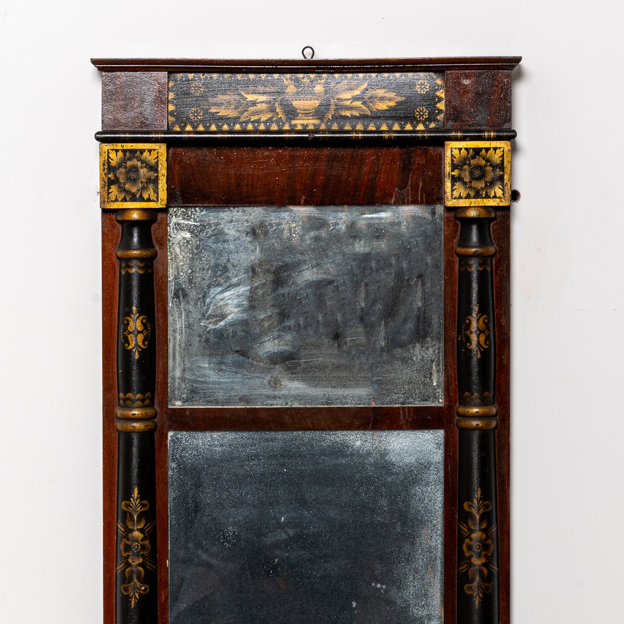 19TH-CENTURY AMERICAN FEDERAL GILT-DECORATED MIRROR