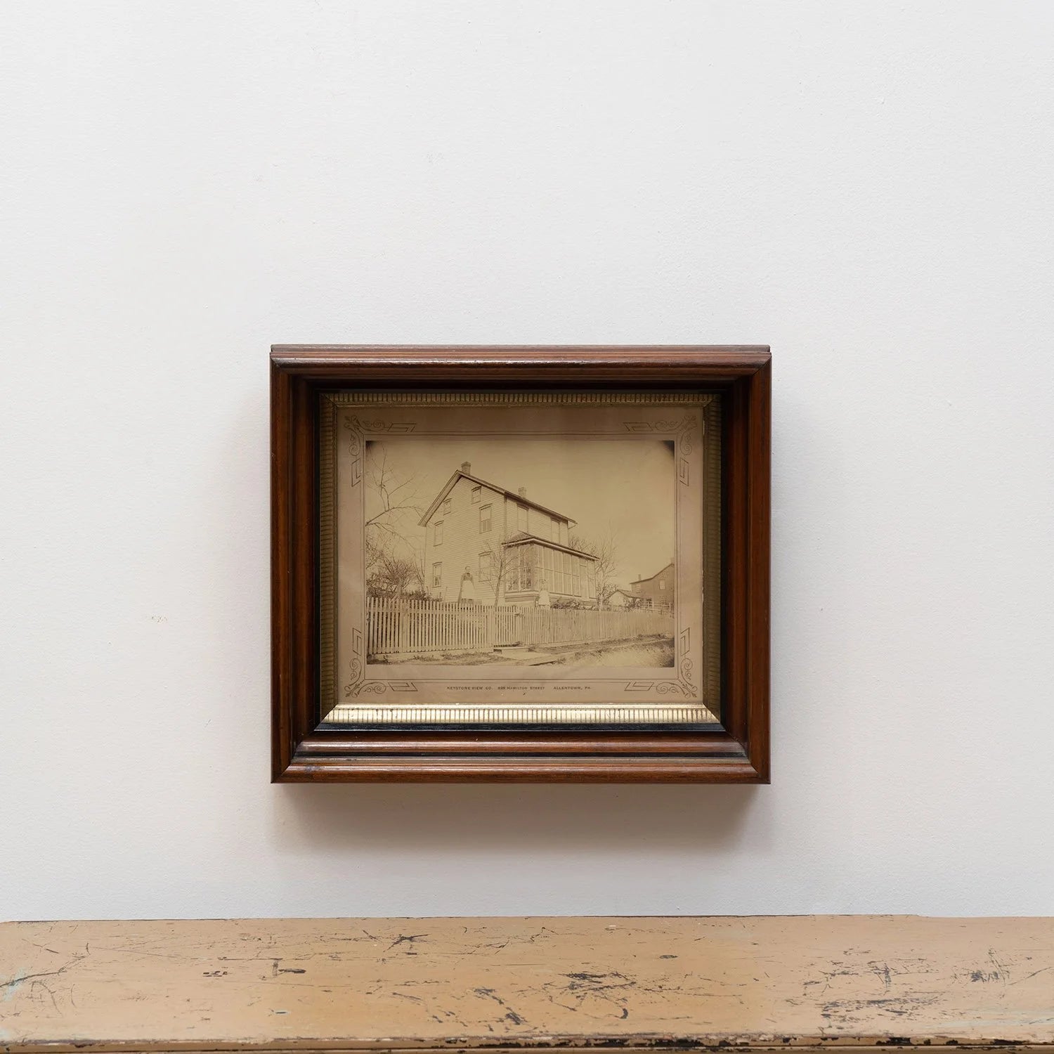 ANTIQUE FRAMED PHOTOGRAPH OF WOMEN AND HOUSE