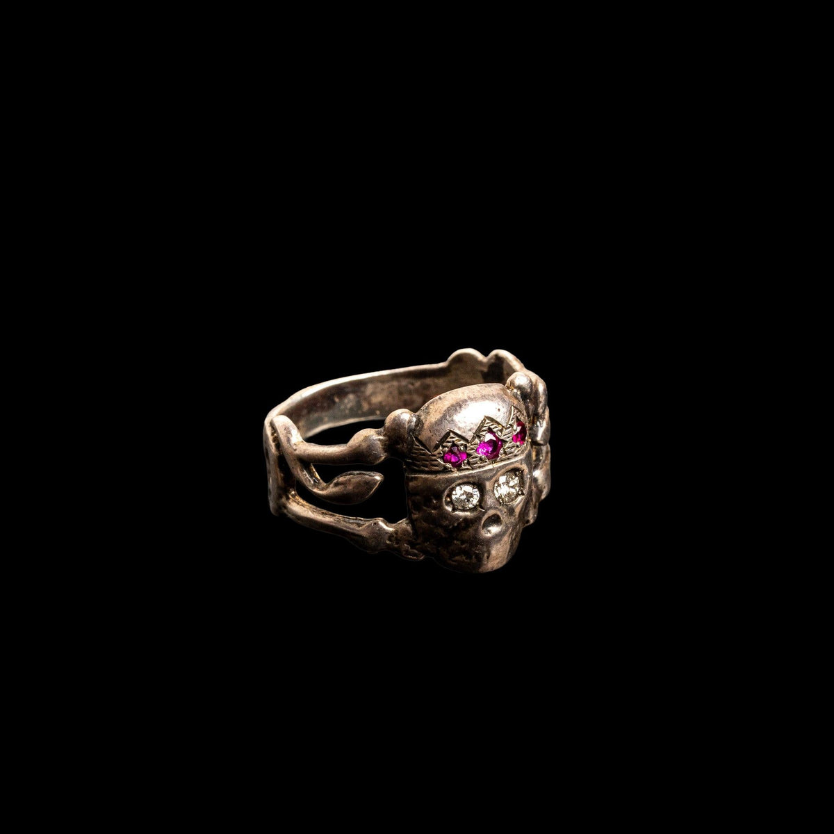 ANTIQUE STERLING SILVER & GEM STONE SKULL RING, detail view