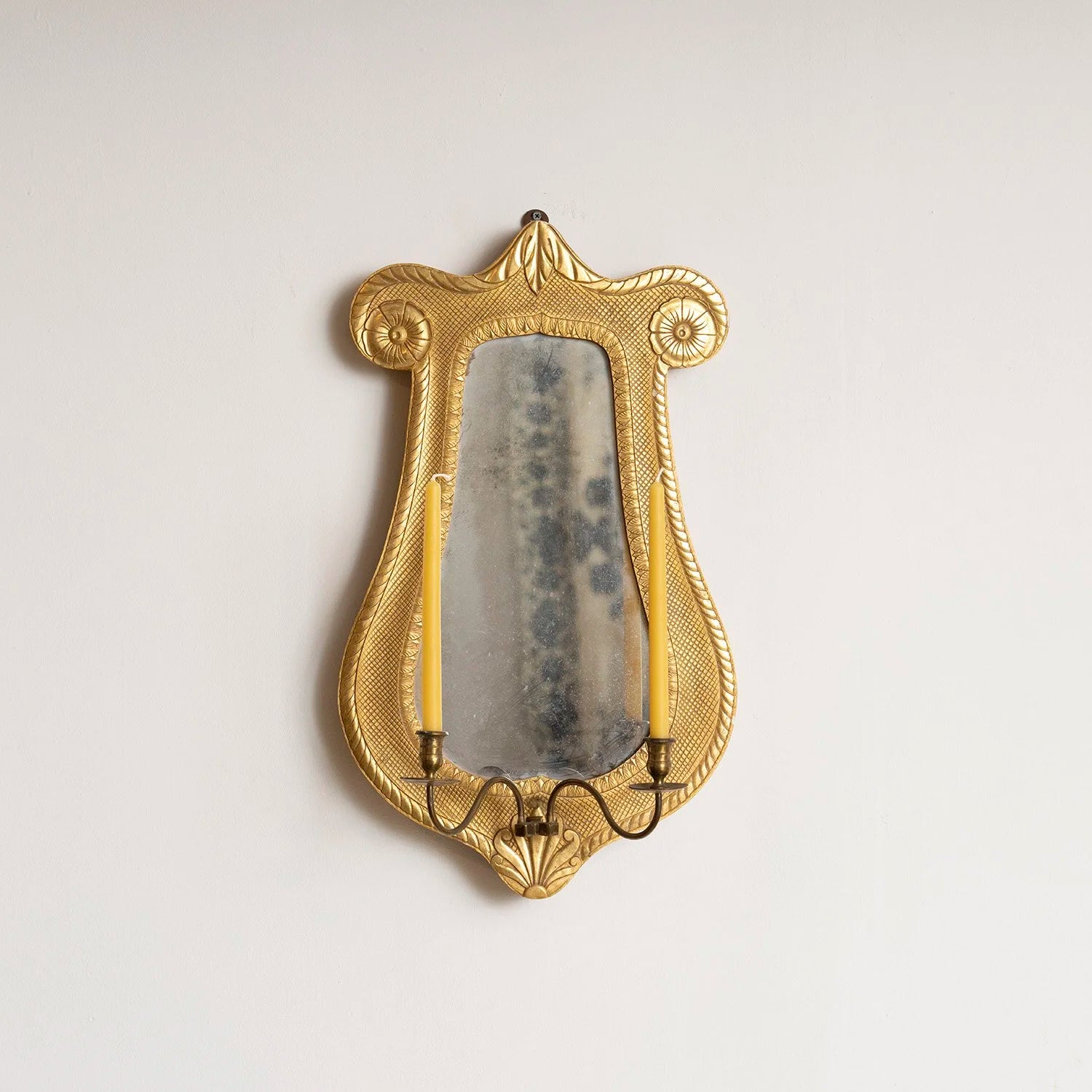 CARVED GILT MIRRORED SCONCE