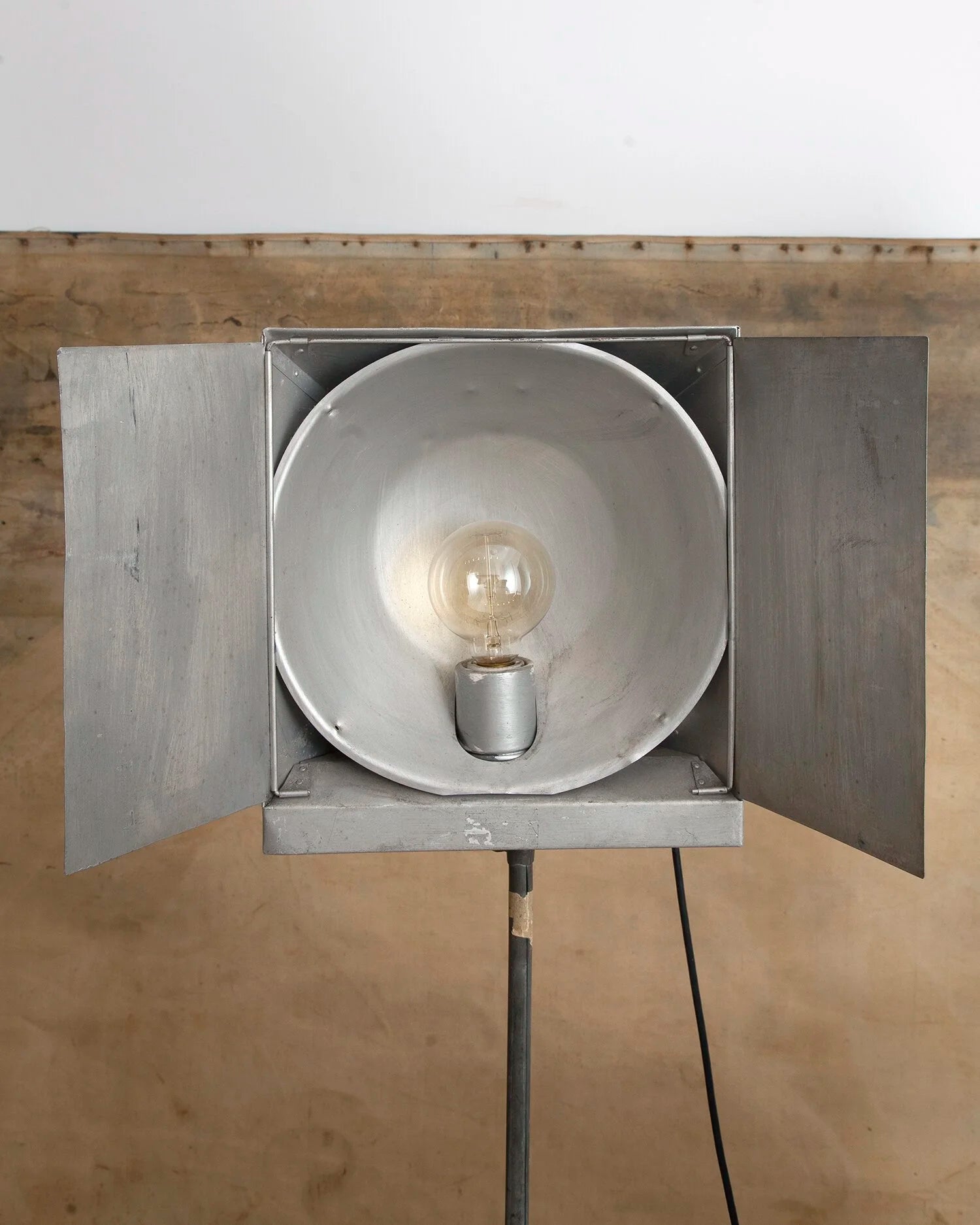 PAIR OF EARLY 20TH CENTURY PHOTO STUDIO LAMPS