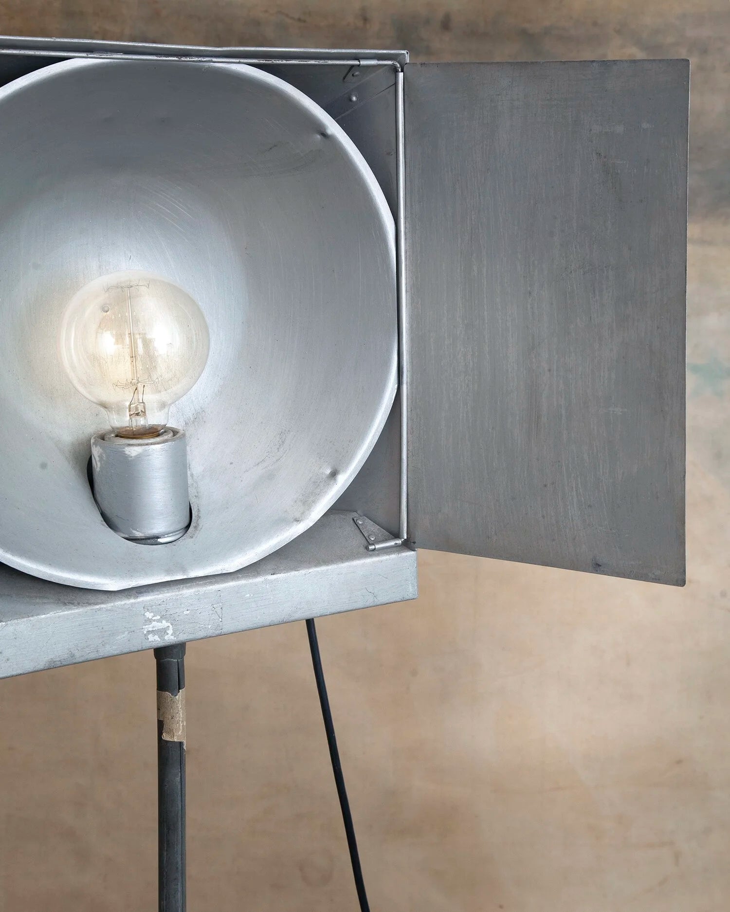 PAIR OF EARLY 20TH CENTURY PHOTO STUDIO LAMPS