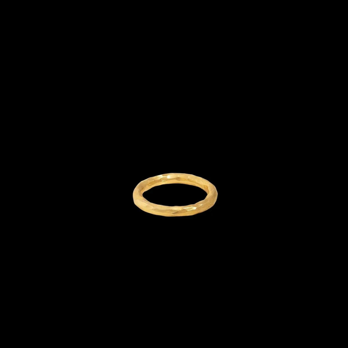 HAMMERED YELLOW GOLD VERMEIL RING, detail view