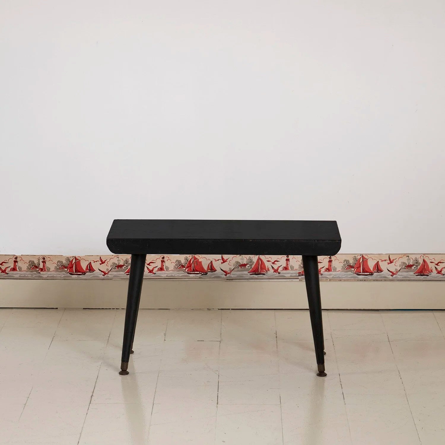MID-CENTURY MODERN BLACK SIDE TABLE