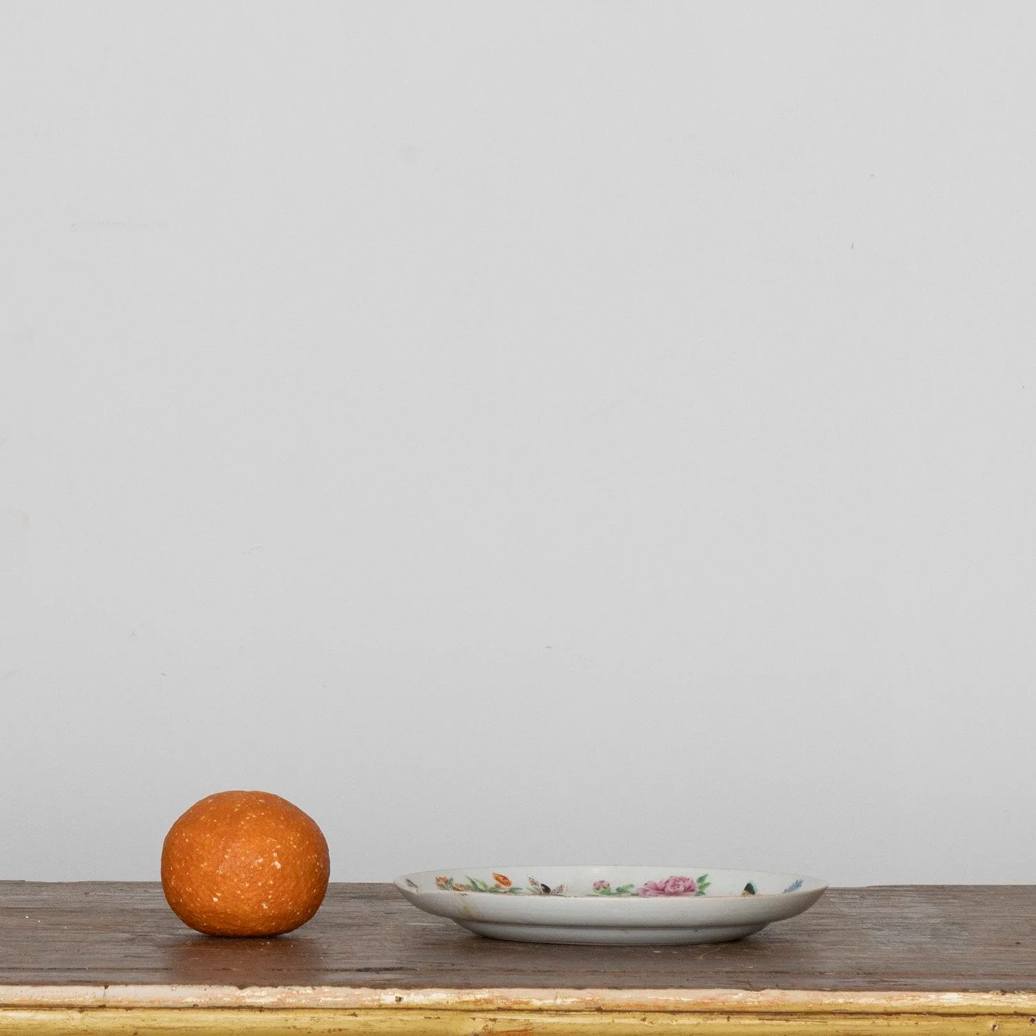 CHINESE PORCELAIN PLATE WITH GARDEN DETAILS