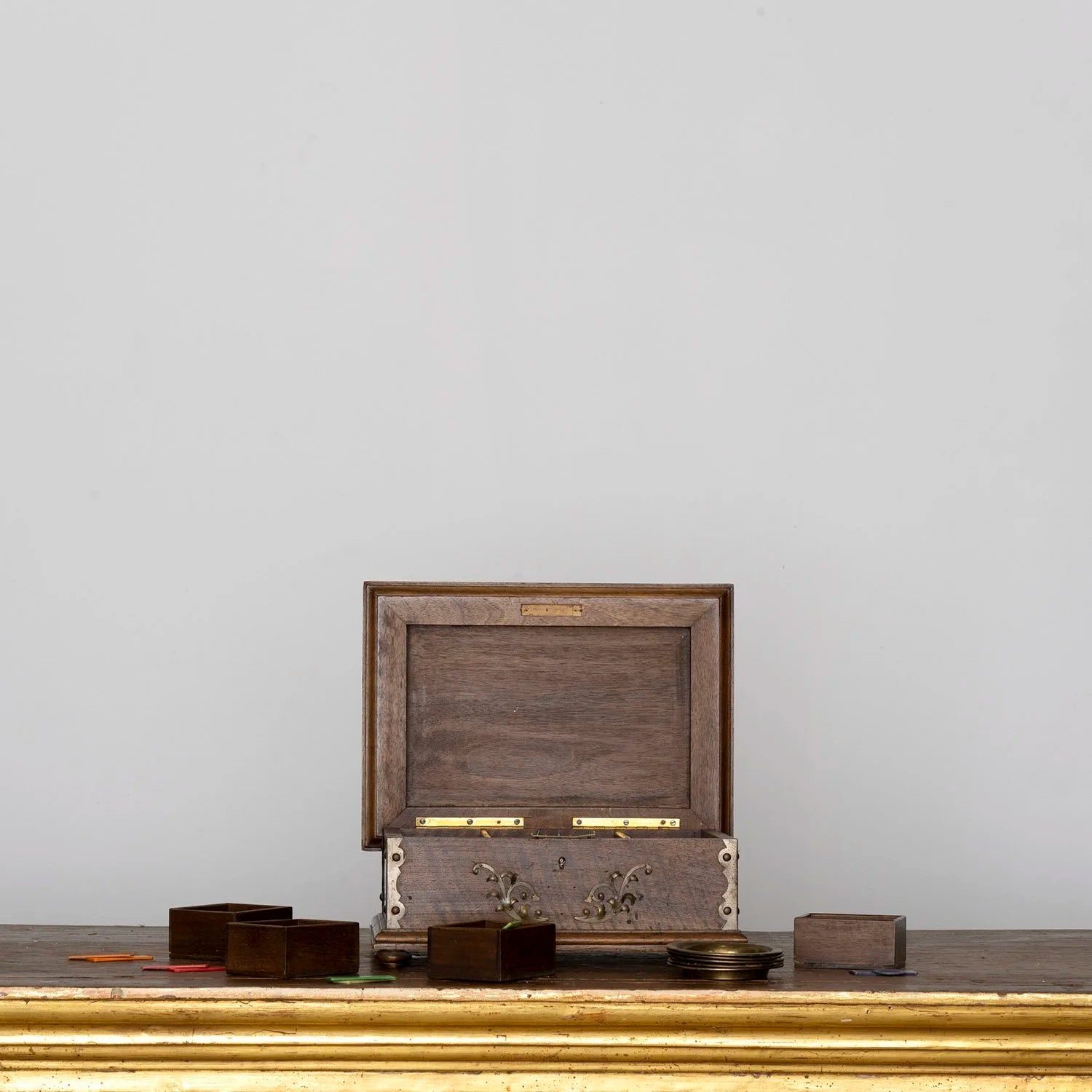 ANTIQUE GAMING BOX WITH CHIPS