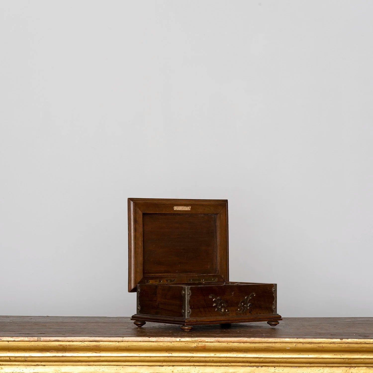 ANTIQUE GAMING BOX WITH CHIPS