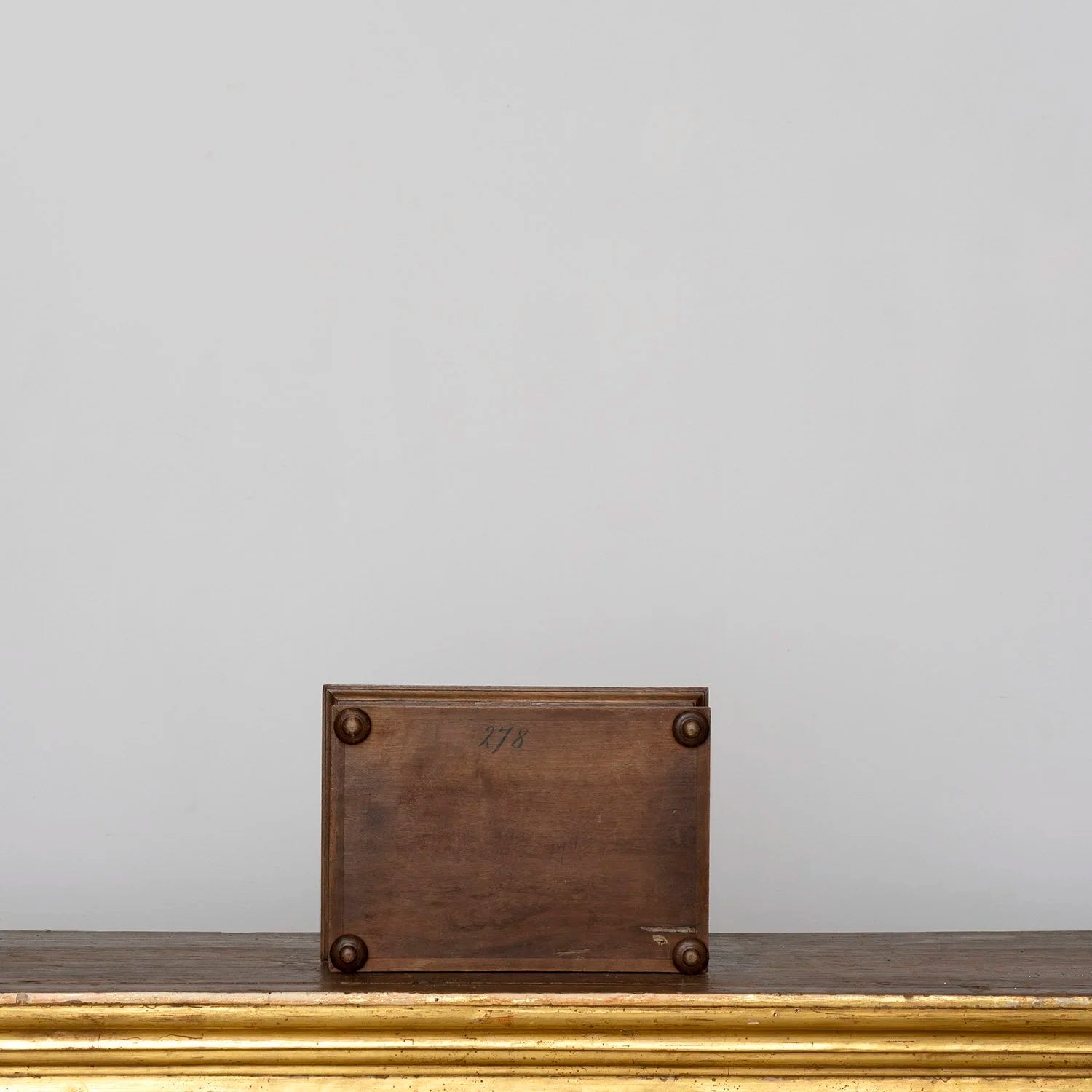 ANTIQUE GAMING BOX WITH CHIPS