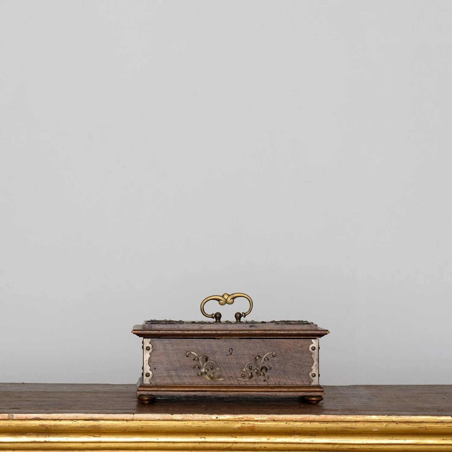 ANTIQUE GAMING BOX WITH CHIPS