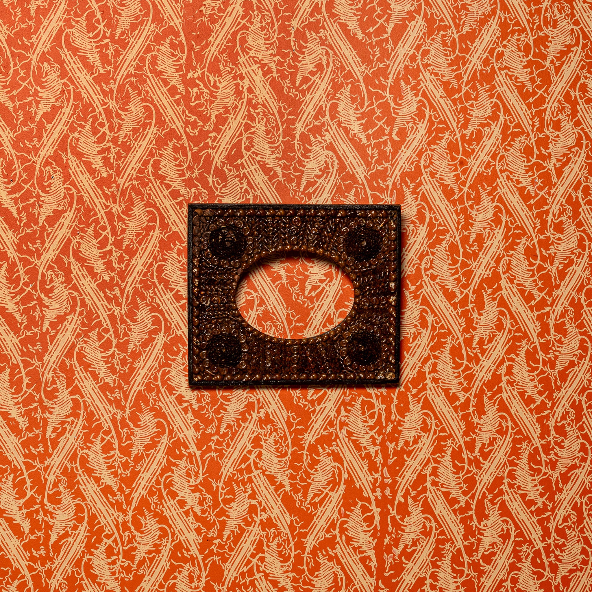 LATE 19TH-CENTURY VICTORIAN SHELLWORK FRAME IN THE SAILOR'S VALENTINE TRADITION