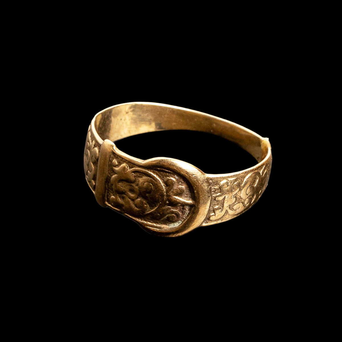 19TH CENTURY ENGLISH 14K GOLD BUCKLE RING, detail view