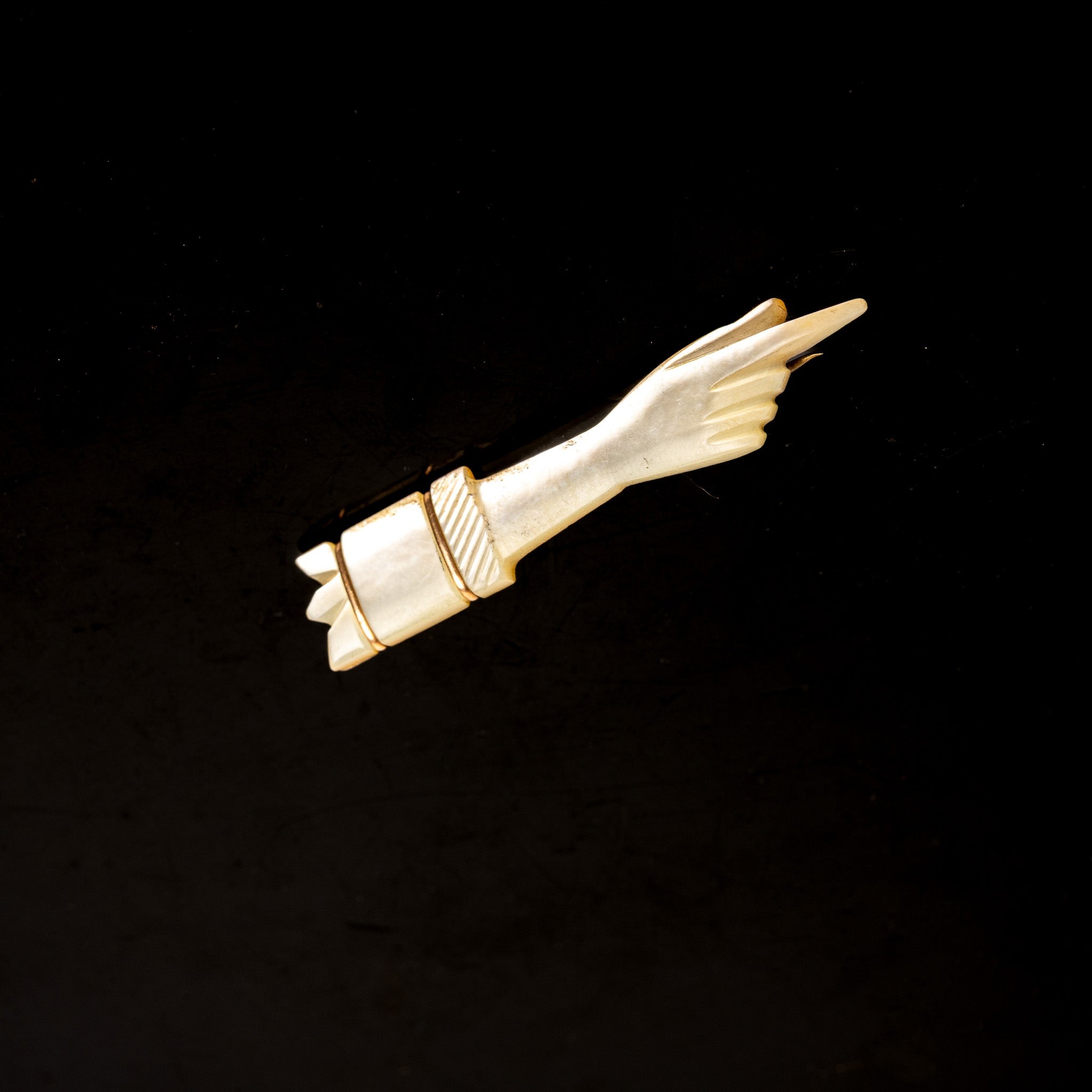 19TH-CENTURY CARVED MOTHER OF PEARL MAINCULE "POINTING" PIN