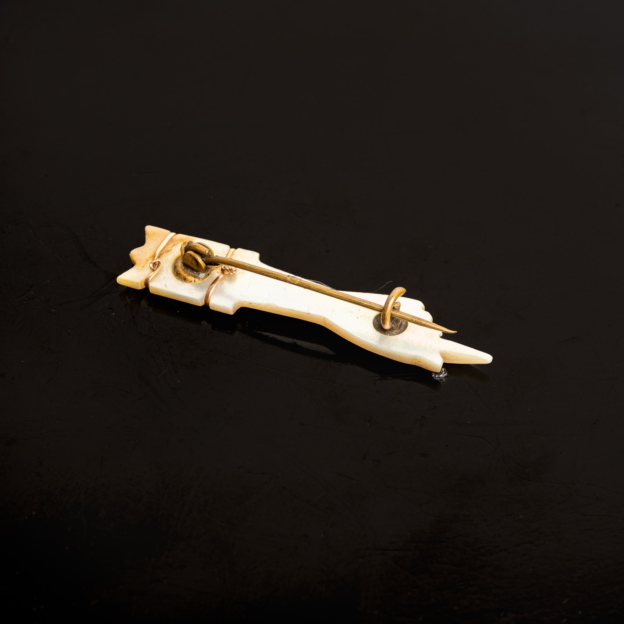 19TH-CENTURY CARVED MOTHER OF PEARL MAINCULE "POINTING" PIN