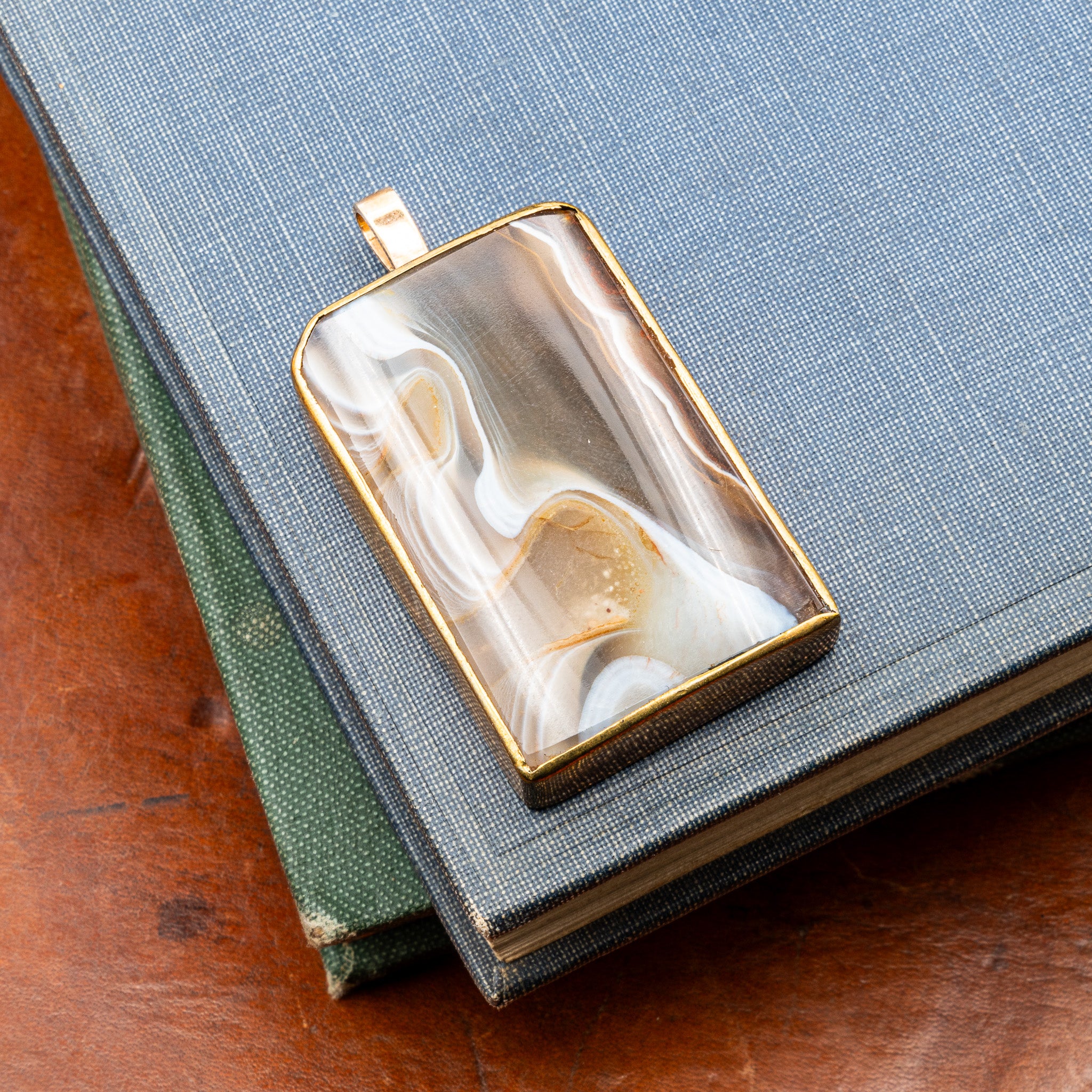 MID-CENTURY SCOTTISH AGATE PENDANT IN 14K GOLD