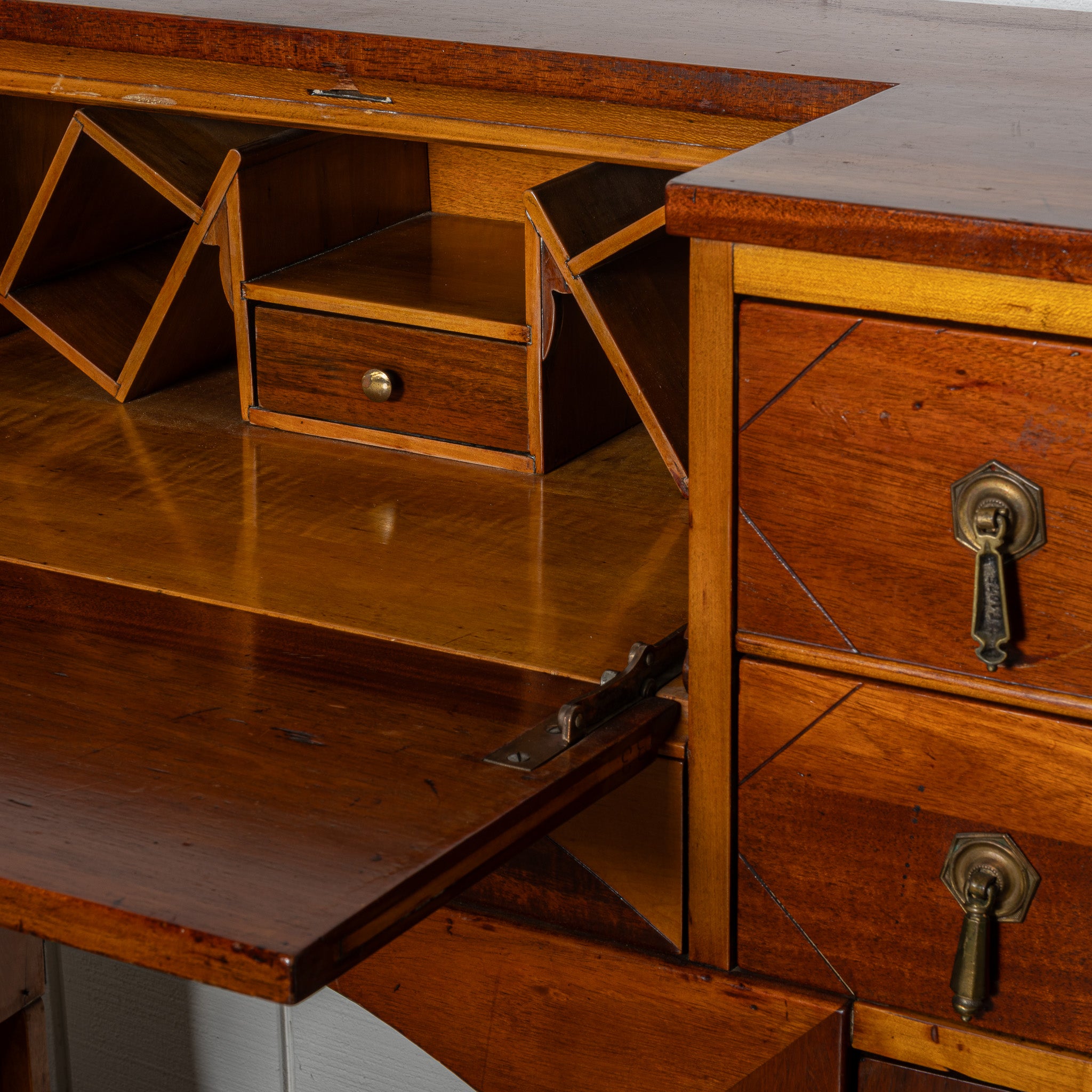EARLY 20TH-CENTURY AMERICAN ART DECO WALNUT DESK
