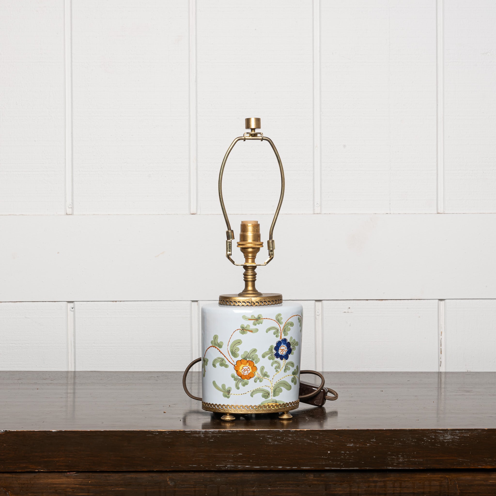 EARLY 20TH-CENTURY DELFT STYLE POLYCHROME CERAMIC AND BRASS LAMP