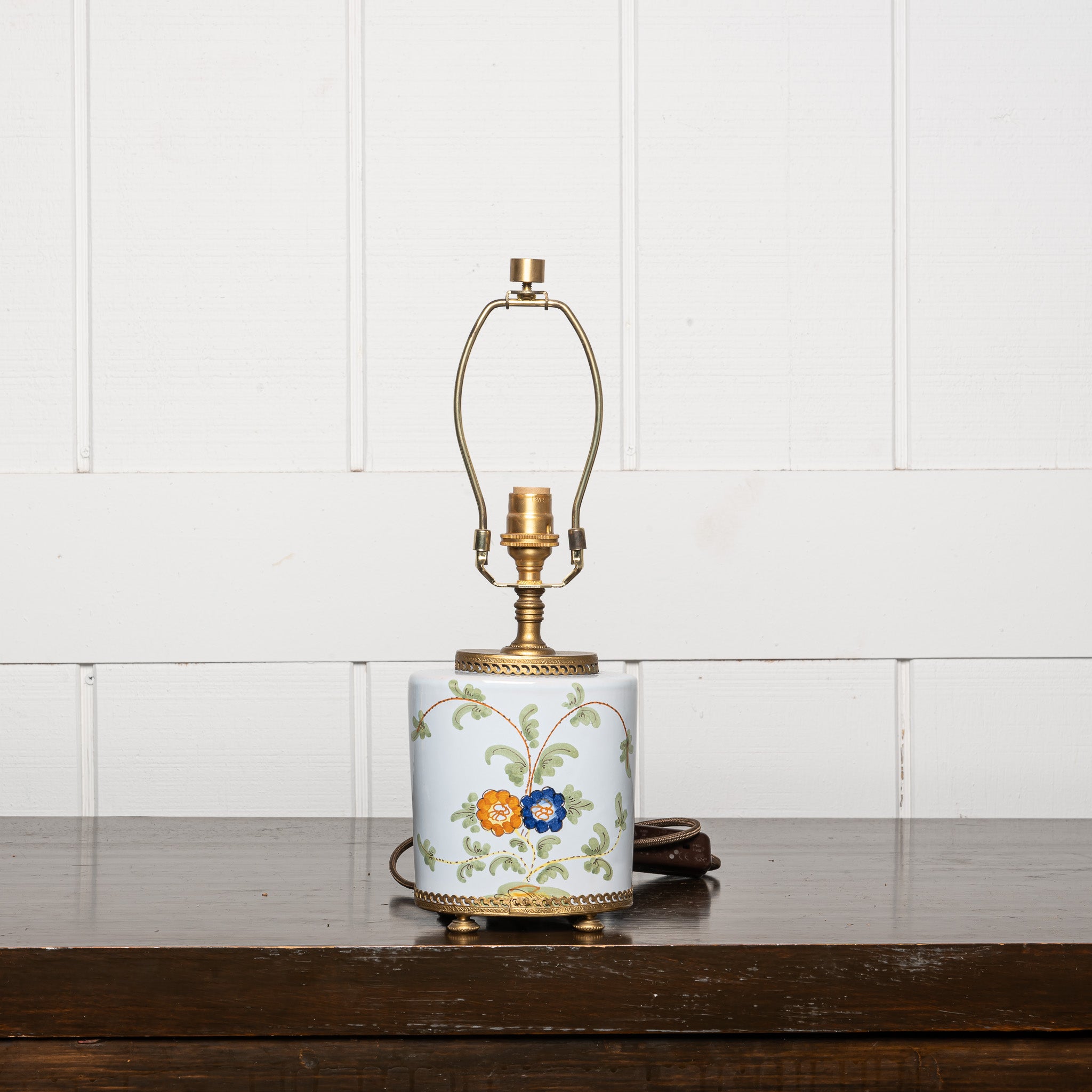 EARLY 20TH-CENTURY DELFT STYLE POLYCHROME CERAMIC AND BRASS LAMP