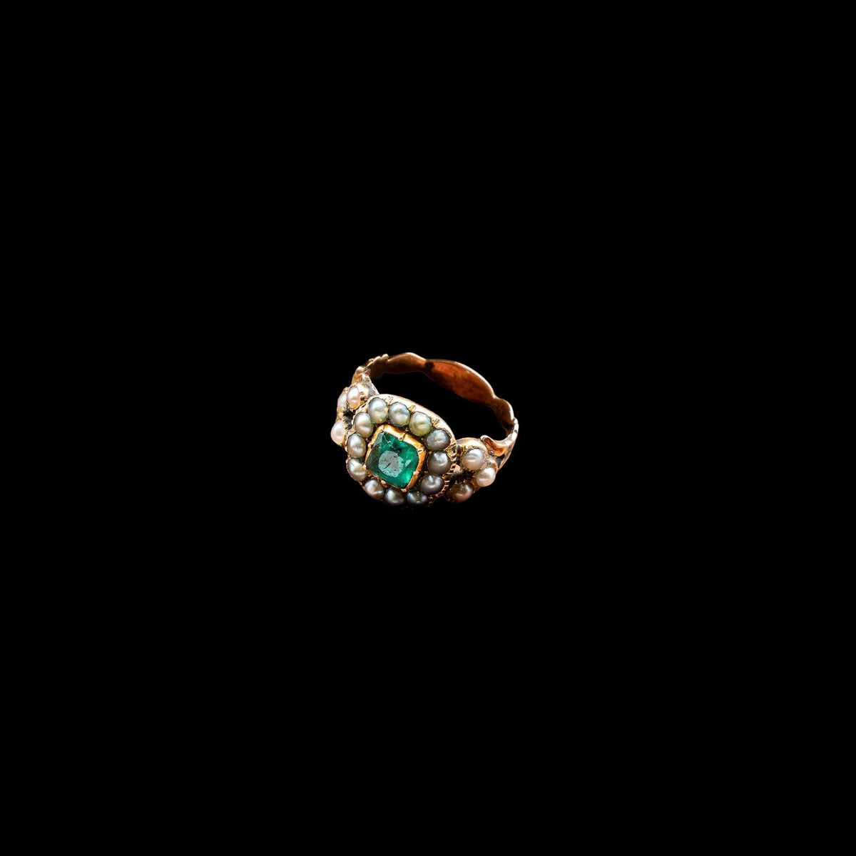 LATE GEORGIAN EMERALD AND NATURAL SEED PEARL RING IN GOLD, catalog view