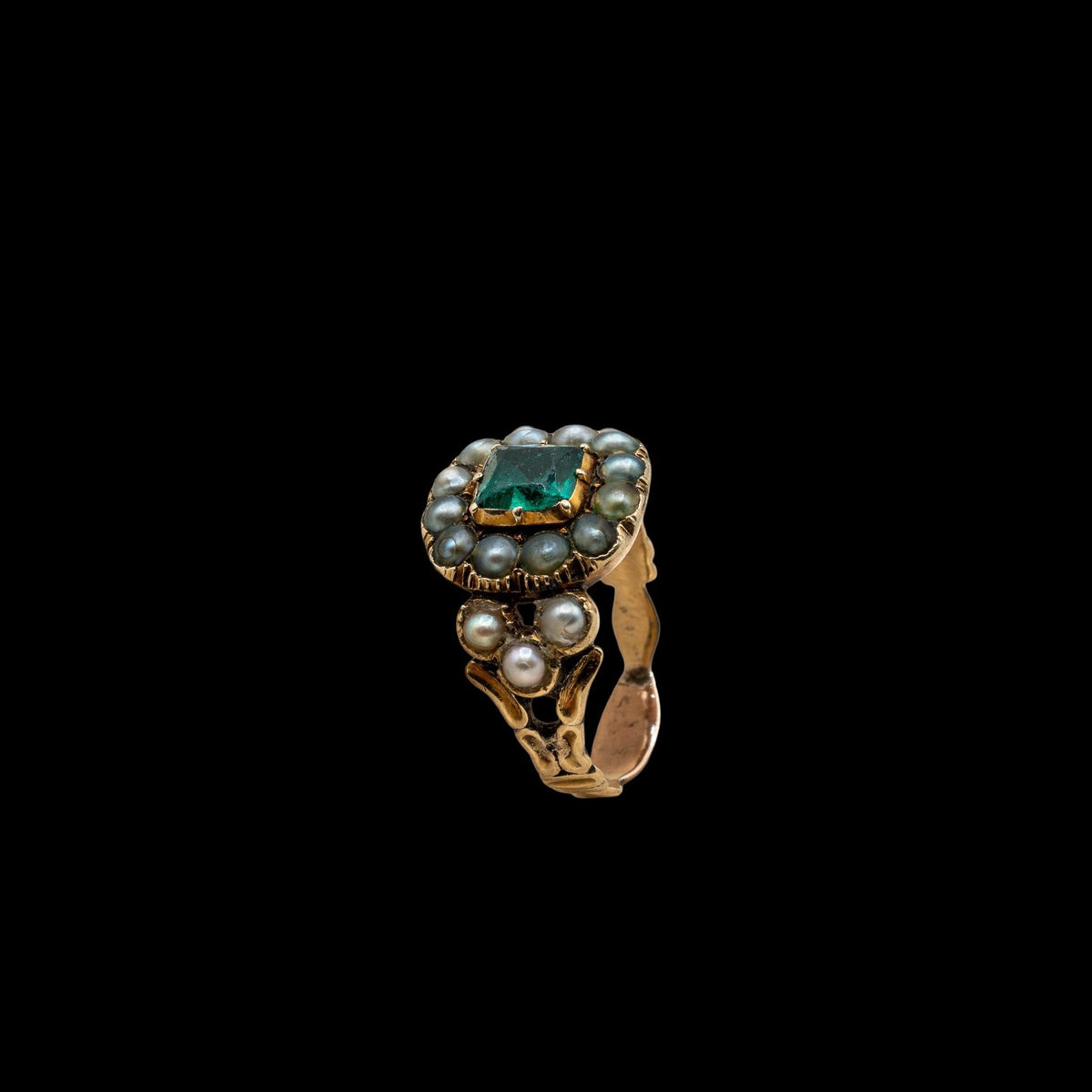 LATE GEORGIAN EMERALD AND NATURAL SEED PEARL RING IN GOLD, detail view