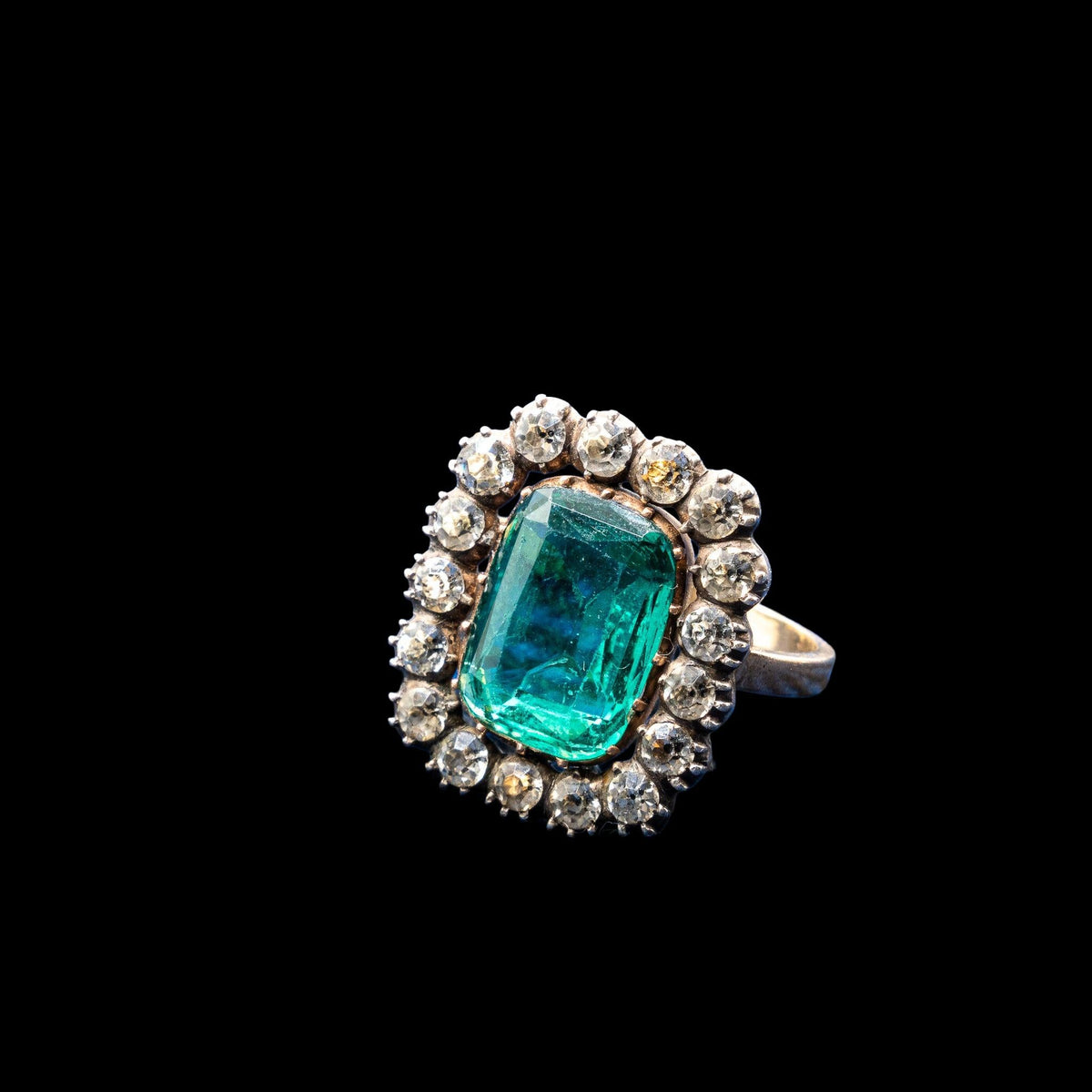 ANTIQUE SILVER TOPPED GOLD AND PASTE CLUSTER RING, detail view