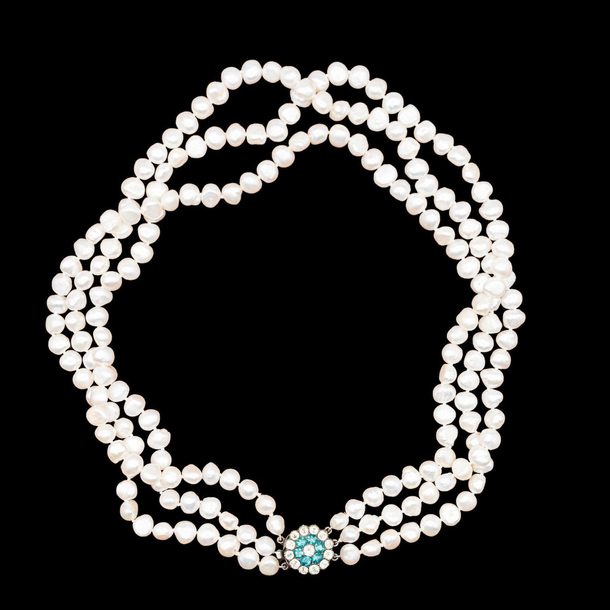 GEORGIAN NATURAL BAROQUE PEARL TRIPLE STRAND NECKLACE WITH PASTE CLASP, detail view