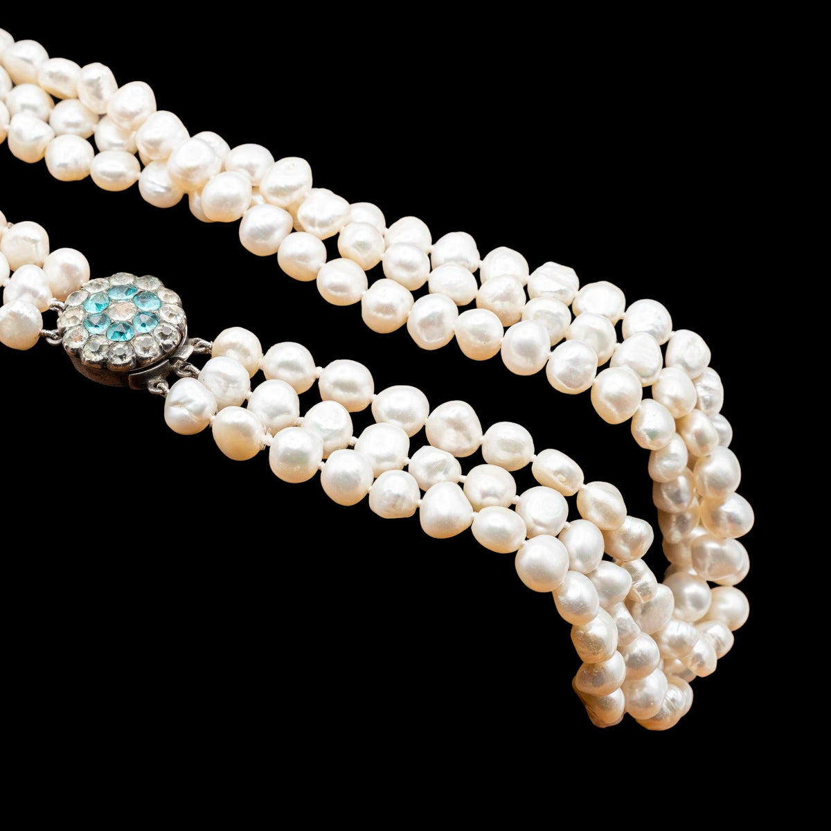 GEORGIAN NATURAL BAROQUE PEARL TRIPLE STRAND NECKLACE WITH PASTE CLASP, detail view