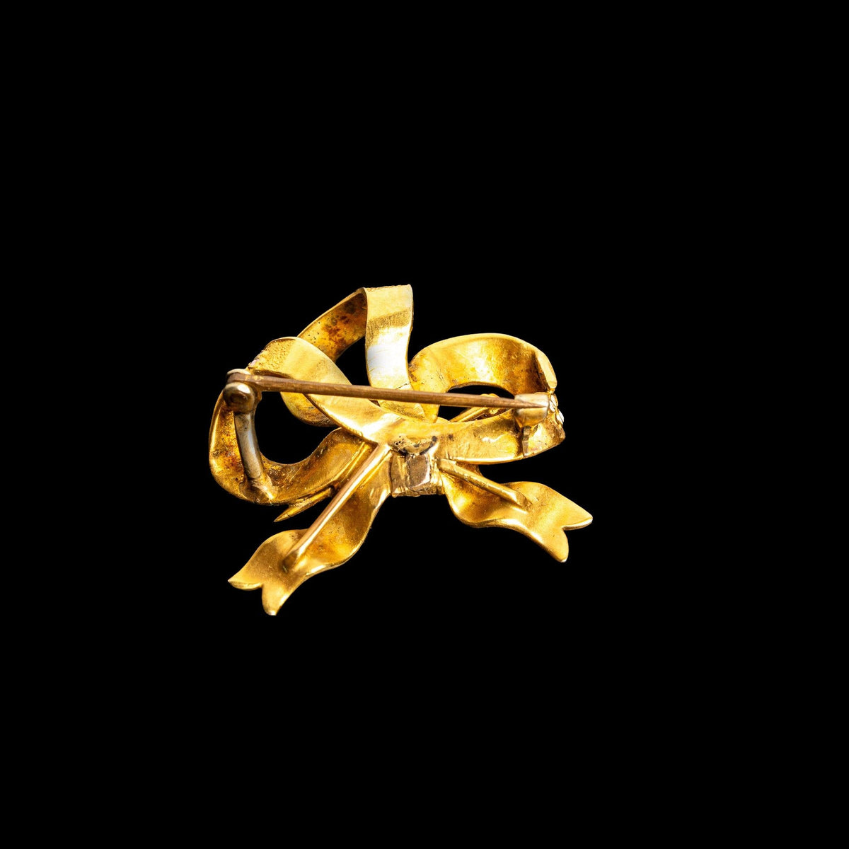 LATE 19TH CENTURY VICTORIAN 14K GOLD, ENAMEL, AND DIAMOND BOW BROOCH, detail view