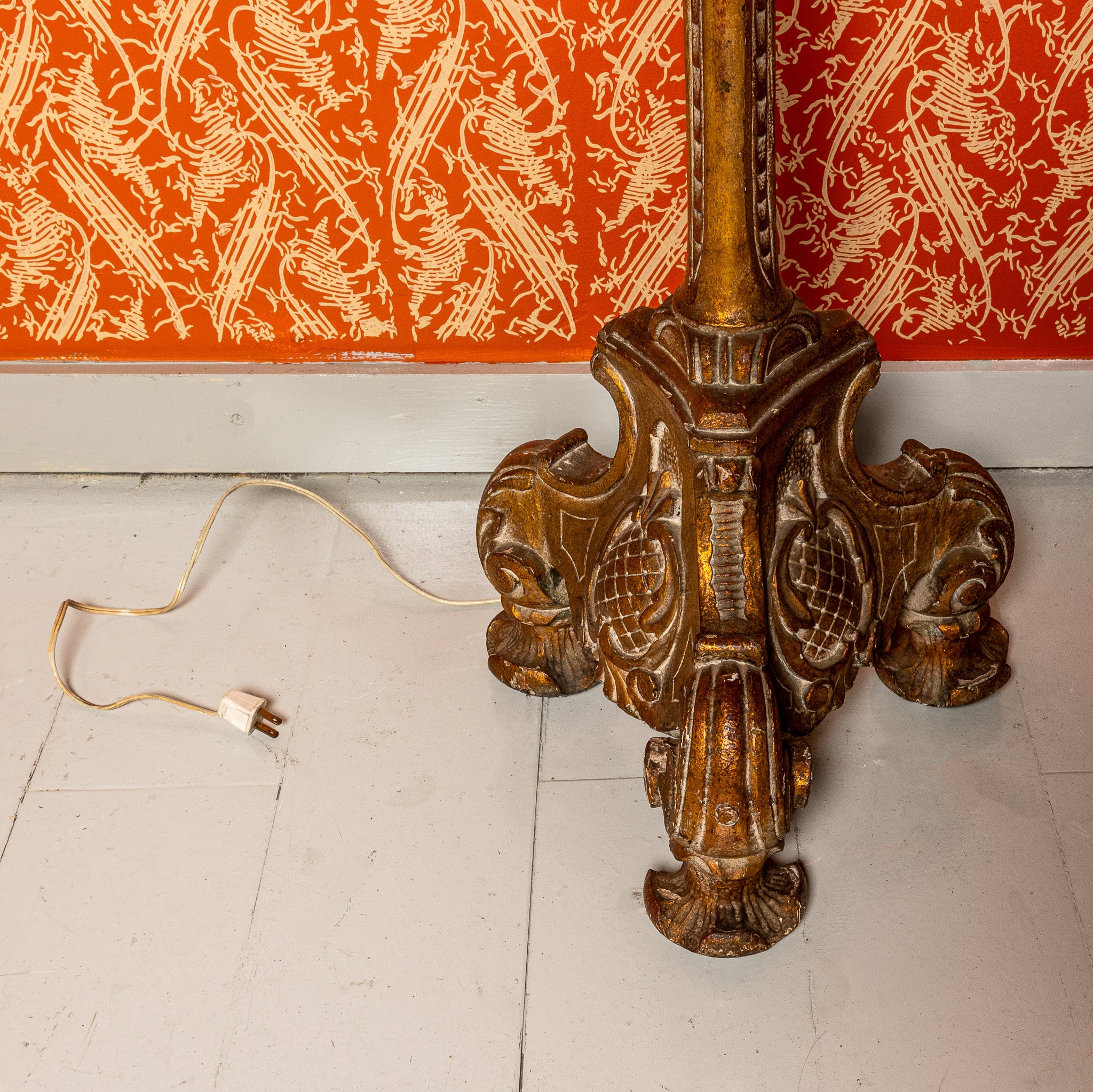 MID-CENTURY ITALIAN FLORENTINE CARVED GILTWOOD FLOOR LAMP WITH ANTIQUE PAISLEY SHAWL SHADE
