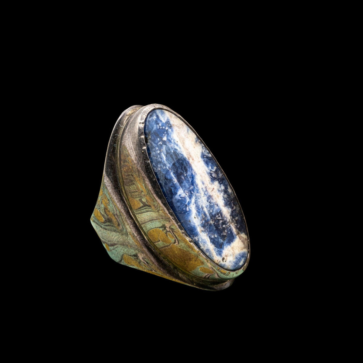MID CENTURY MODERN STERLING SILVER AND LAPIS LAZULI RING, detail view