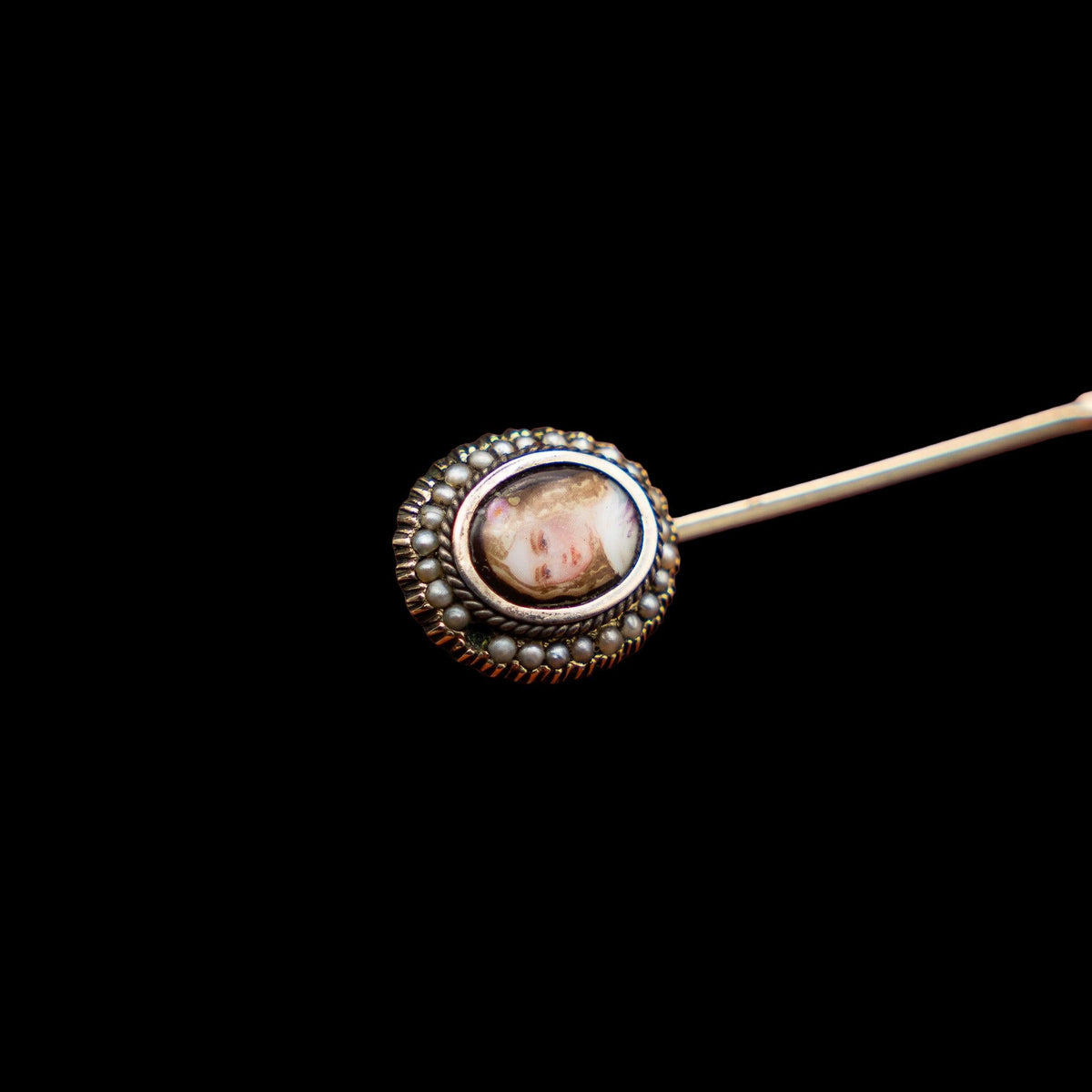 VICTORIAN PORTRAIT MINIATURE STICK PIN IN GOLD WITH SEED PEARLS, detail view