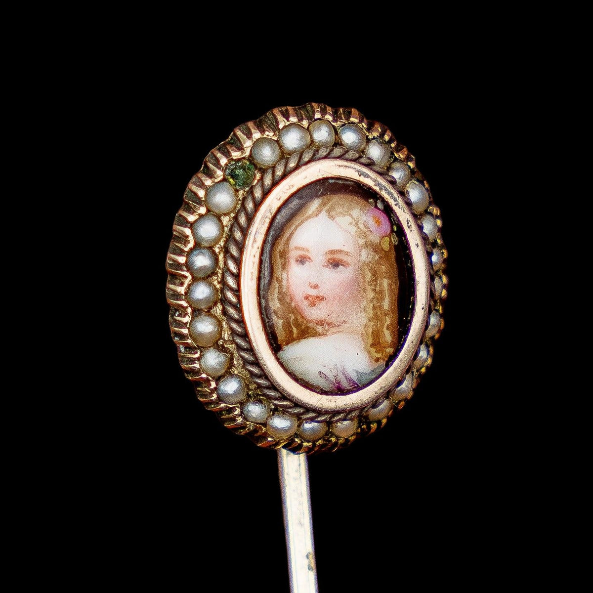 VICTORIAN PORTRAIT MINIATURE STICK PIN IN GOLD WITH SEED PEARLS, detail view