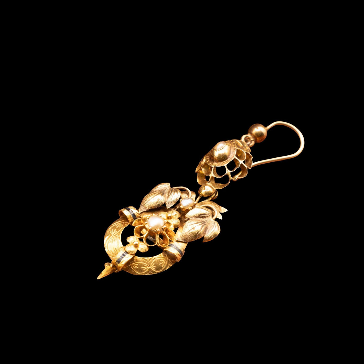 18TH CENTURY SPANISH GOLD AND PEARL EARRINGS, detail view