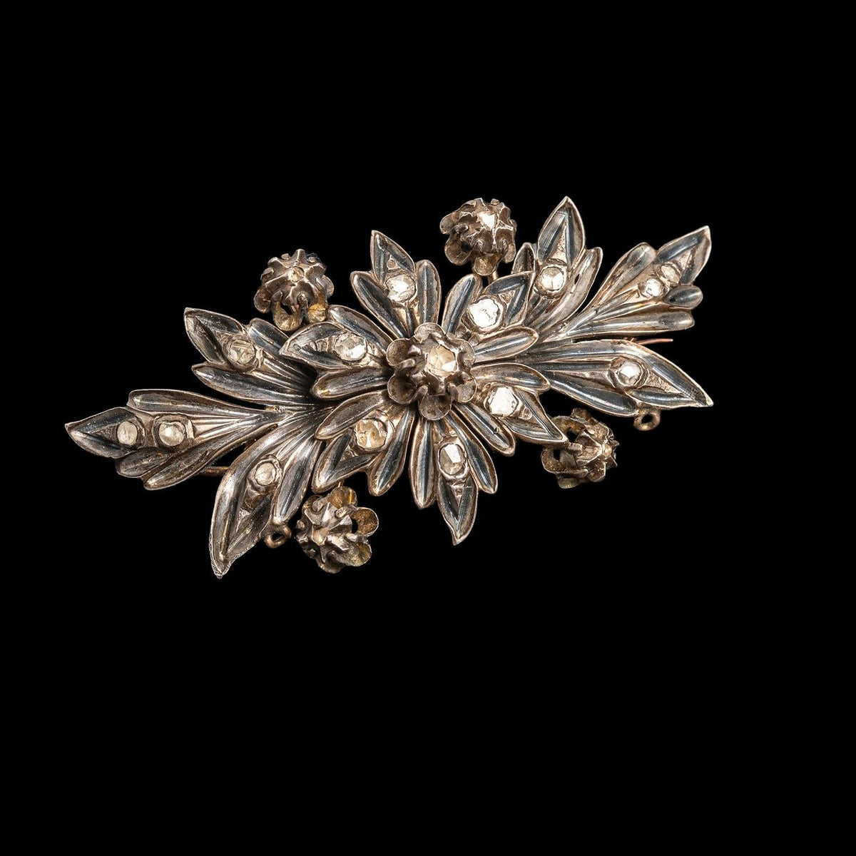 18TH CENTURY GOLD, DIAMONDS, AND STERLING SILVER BROOCH, detail view