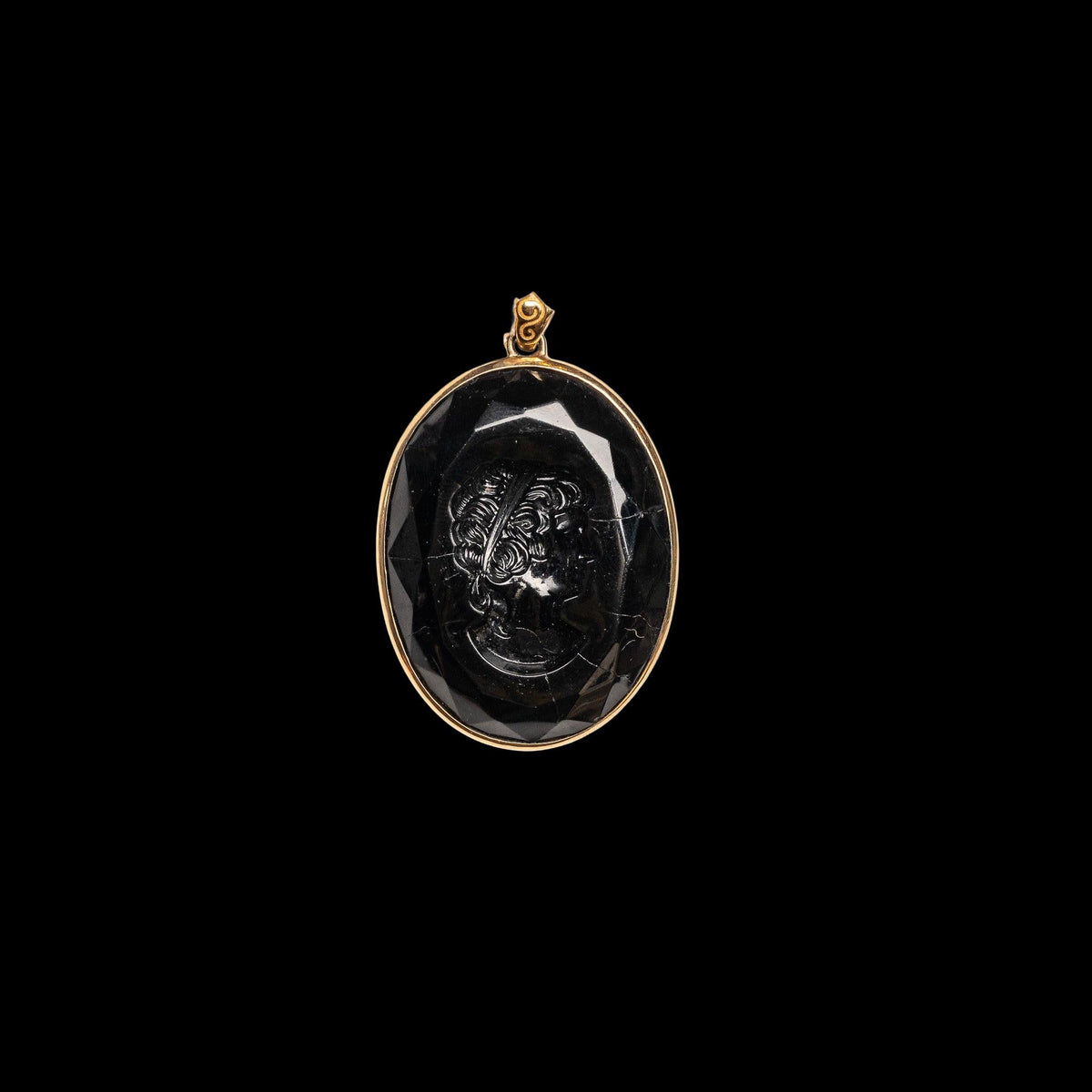 19TH CENTURY FRENCH JET GLASS CAMEO PENDANT IN 18K GOLD, detail view