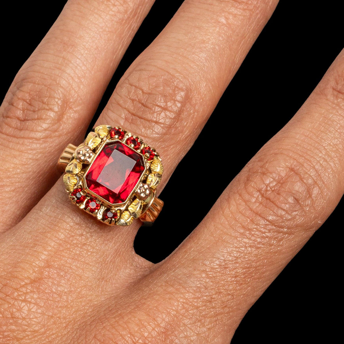 ART DECO RUBY PASTE AND GOLD RING, detail view
