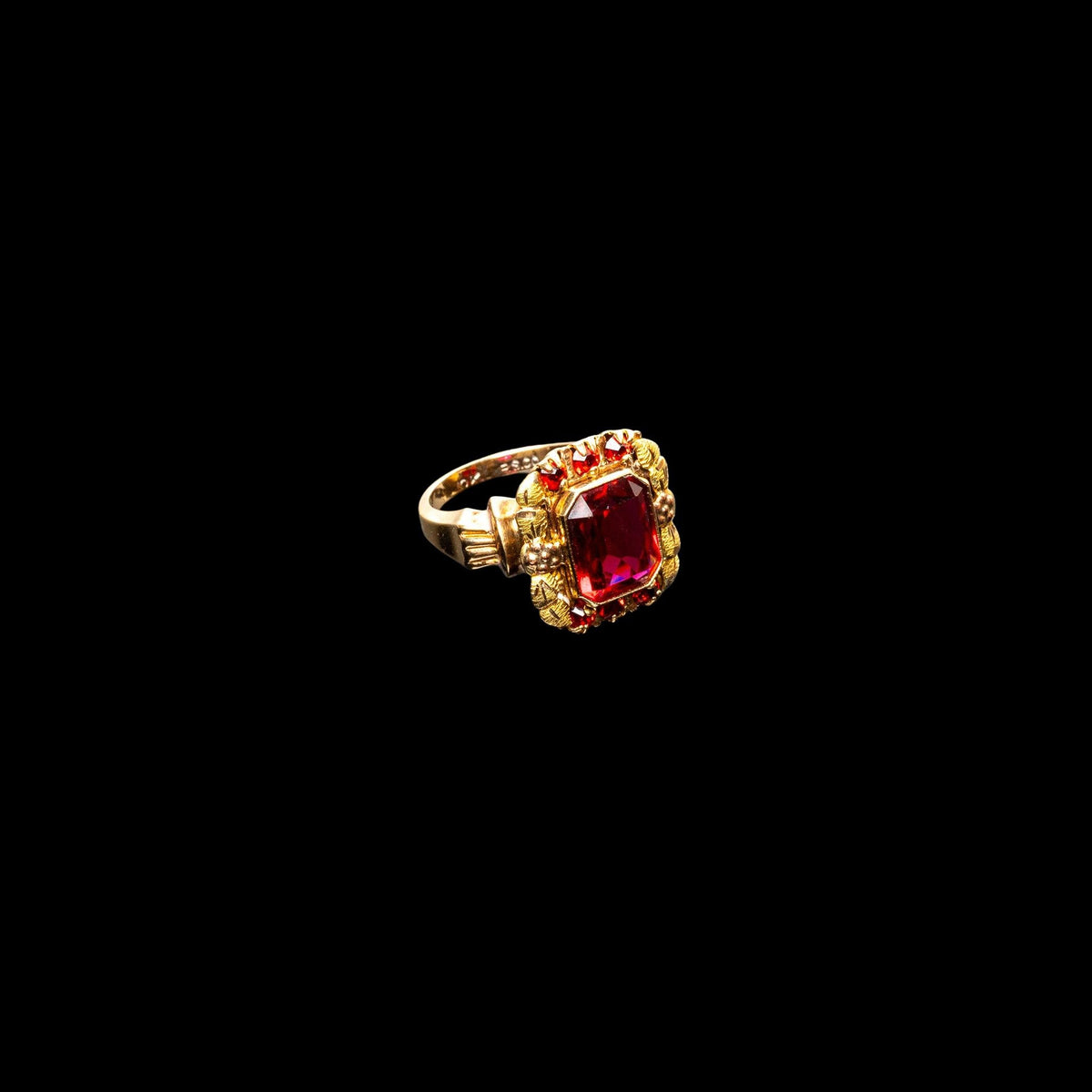ART DECO RUBY PASTE AND GOLD RING, detail view