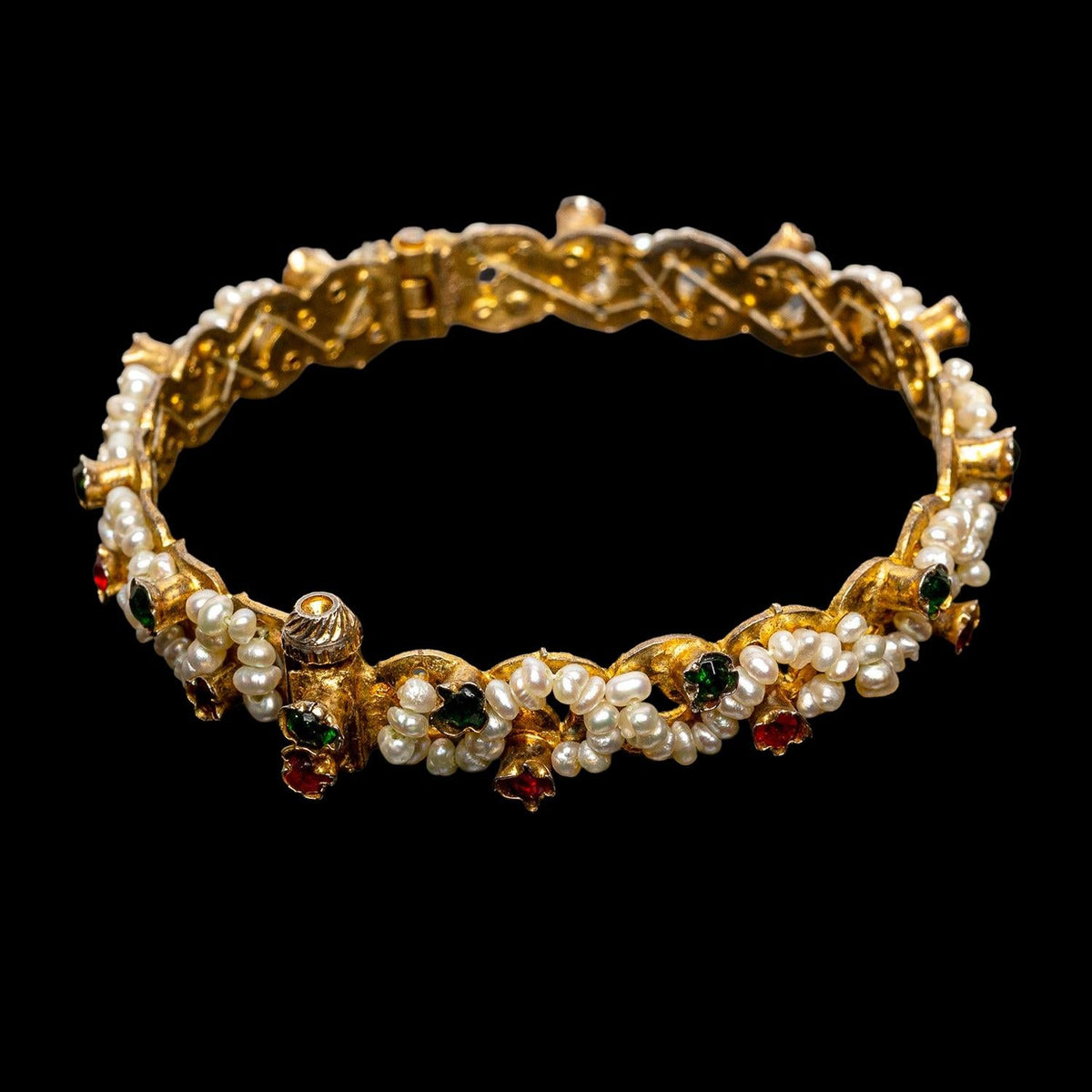 ANTIQUE INDIAN “MUGHAL” SEMI PRECIOUS STONE & PEARL GOLD VERMEIL BRACELET, detail view