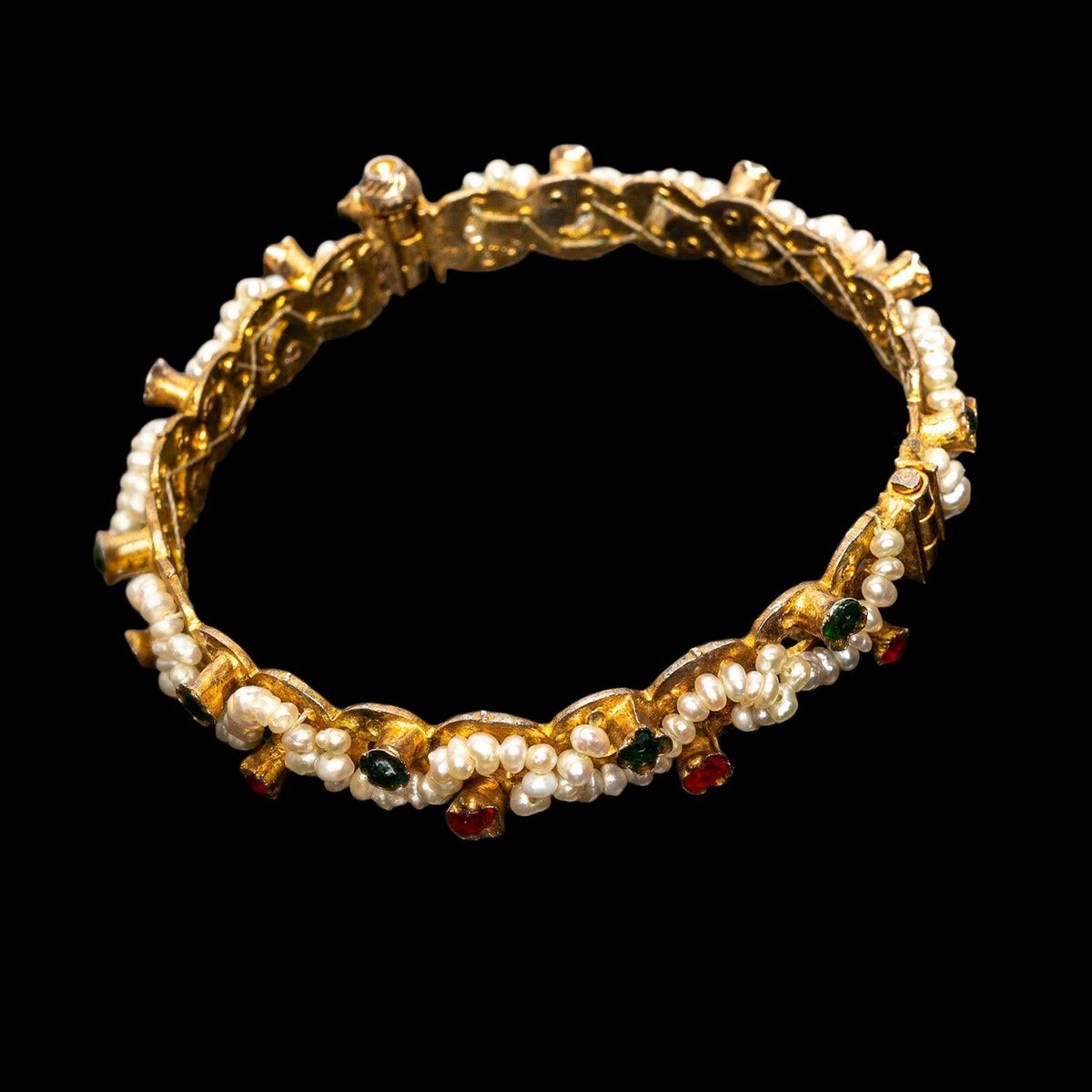 ANTIQUE INDIAN “MUGHAL” SEMI PRECIOUS STONE & PEARL GOLD VERMEIL BRACELET, detail view