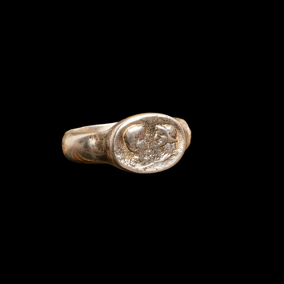 SILVER "GRAND TOUR" ROMAN PROFILES RING, detail view