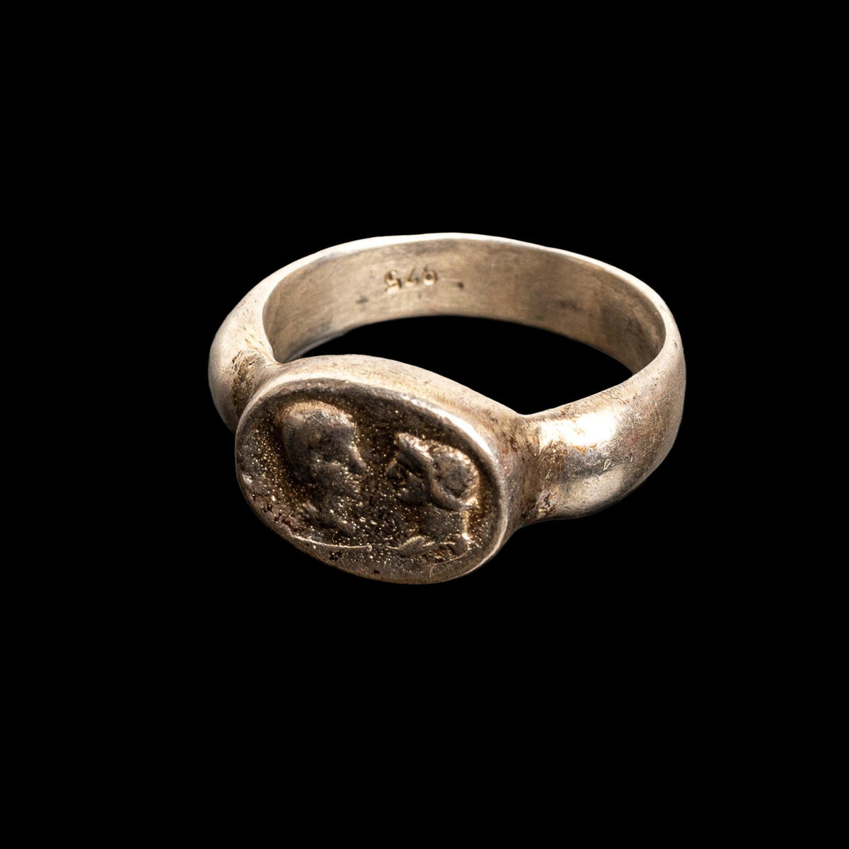SILVER "GRAND TOUR" ROMAN PROFILES RING, detail view