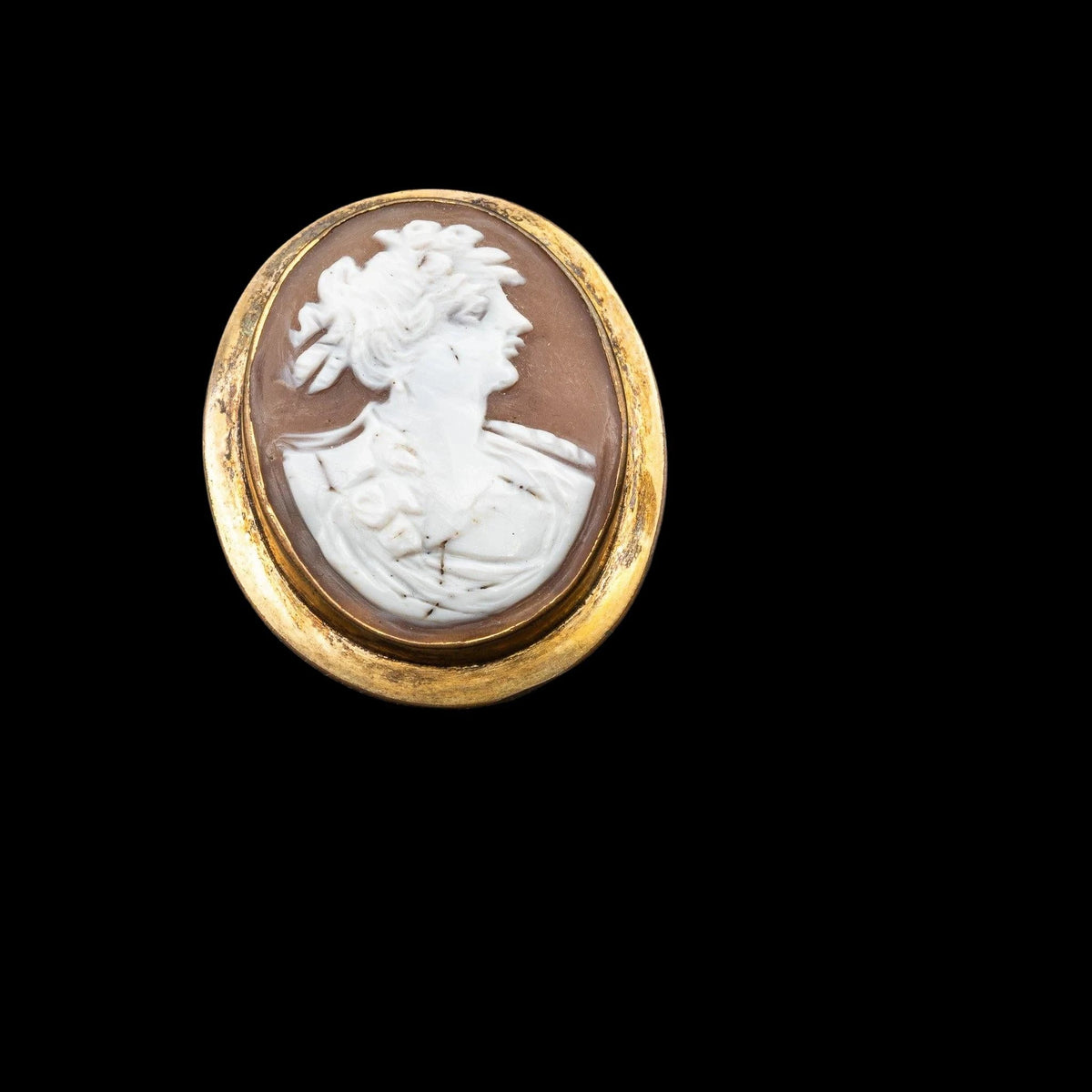 Victorian carved shell cameo brooch, detail view