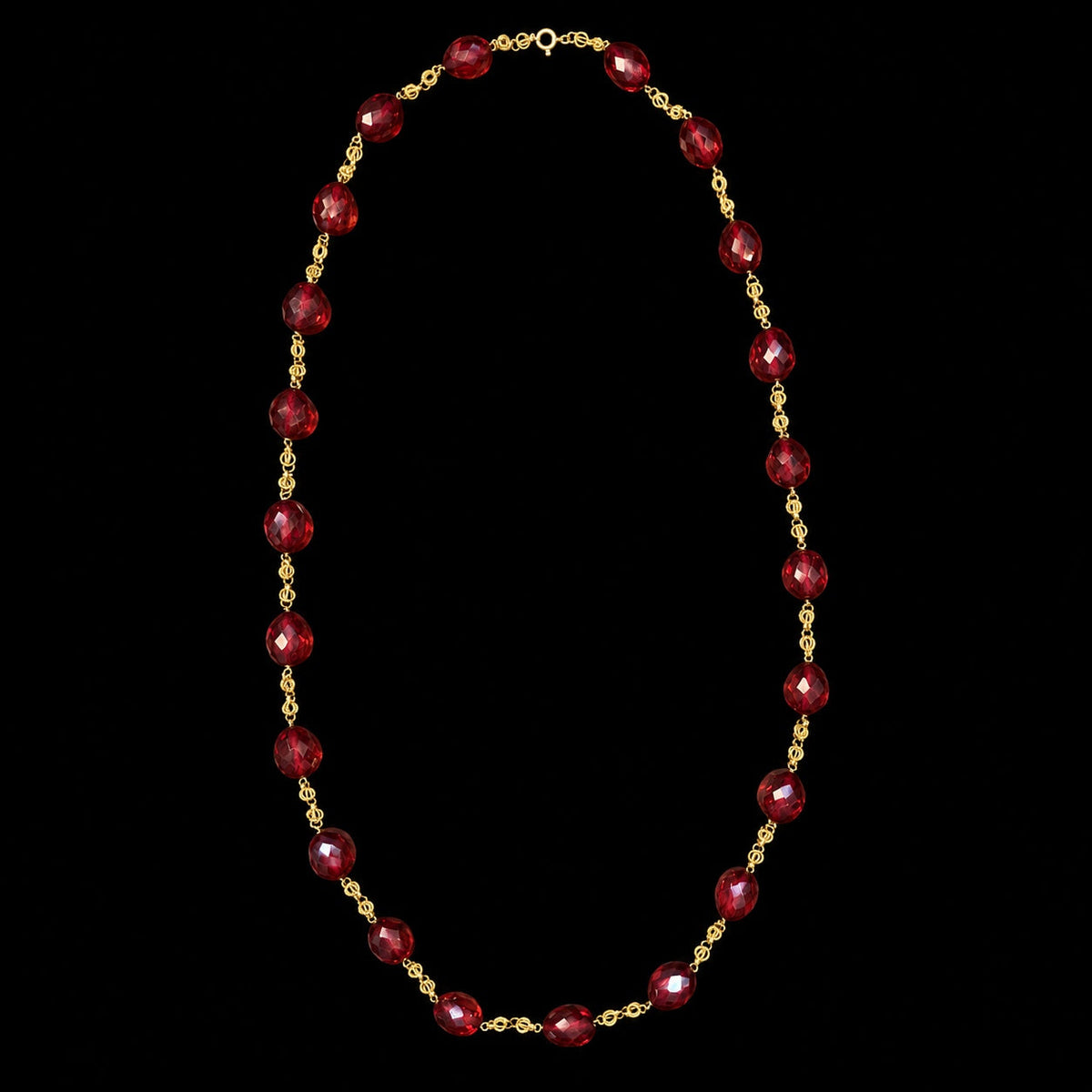 RUSSIAN BALTIC AMBER & 18 KARAT GOLD NECKLACE, CIRCA 1910 TO 1920 — detail view