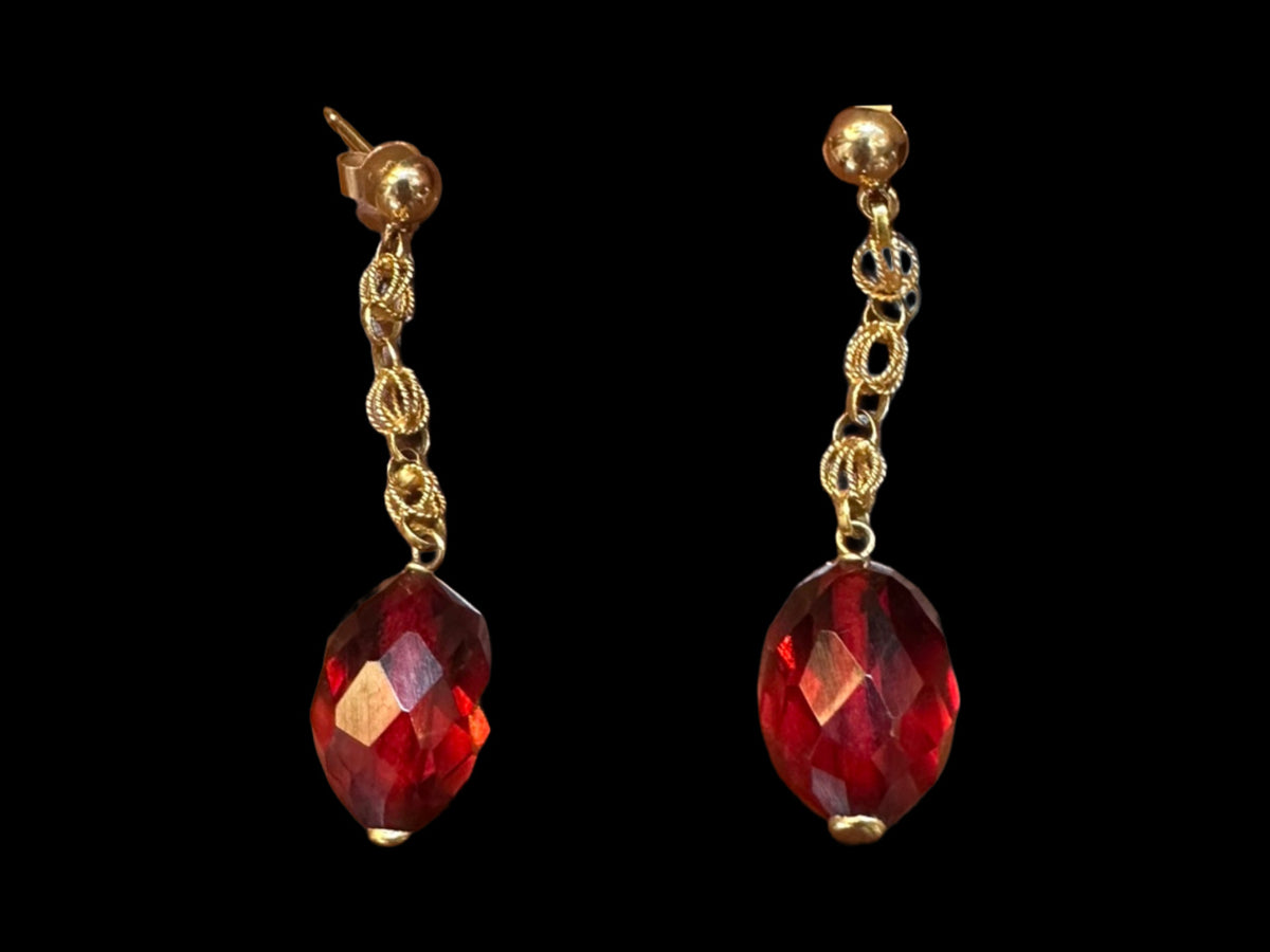 RUSSIAN FACETED AMBER & 18 KARAT GOLD DROP EARRINGS, EARLY 20TH CENTURY — front view