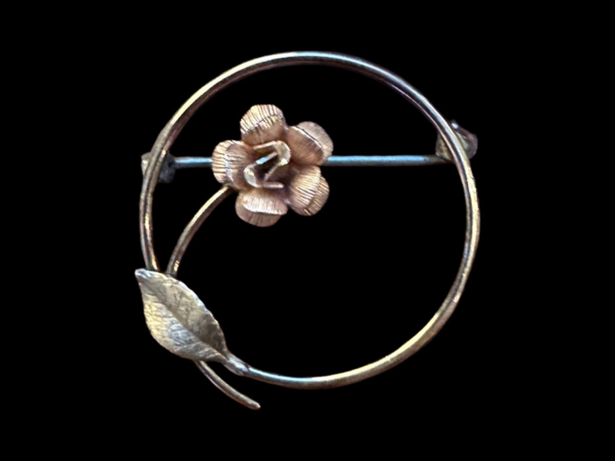 1950S AMERICAN BLACK HILLS GOLD FLOWER BROOCH — front view