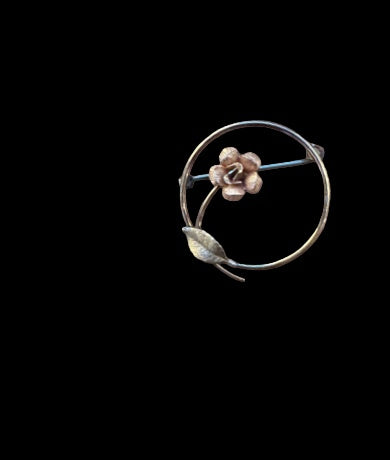 1950S AMERICAN BLACK HILLS GOLD FLOWER BROOCH — worn view