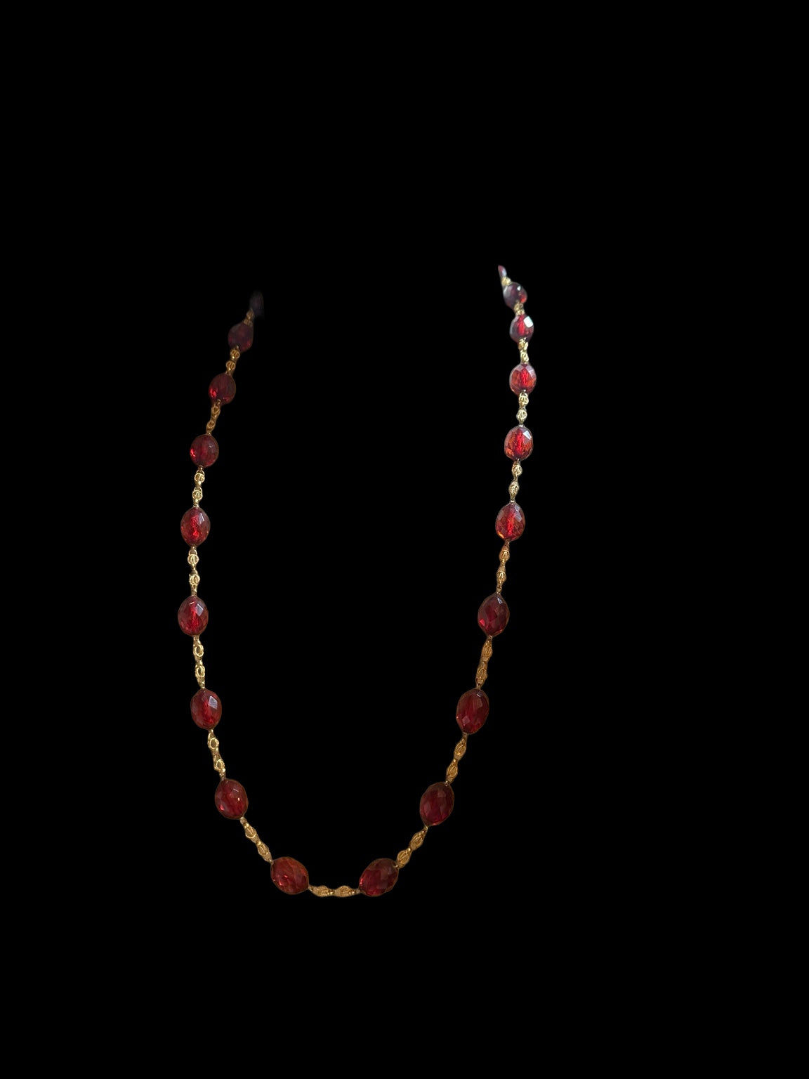 RUSSIAN BALTIC AMBER & 18 KARAT GOLD NECKLACE, CIRCA 1910 TO 1920 — detail view