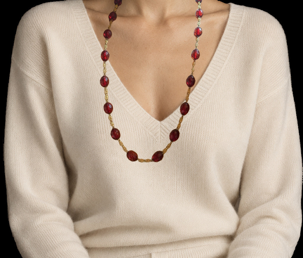 RUSSIAN BALTIC AMBER & 18 KARAT GOLD NECKLACE, CIRCA 1910 TO 1920 — worn view