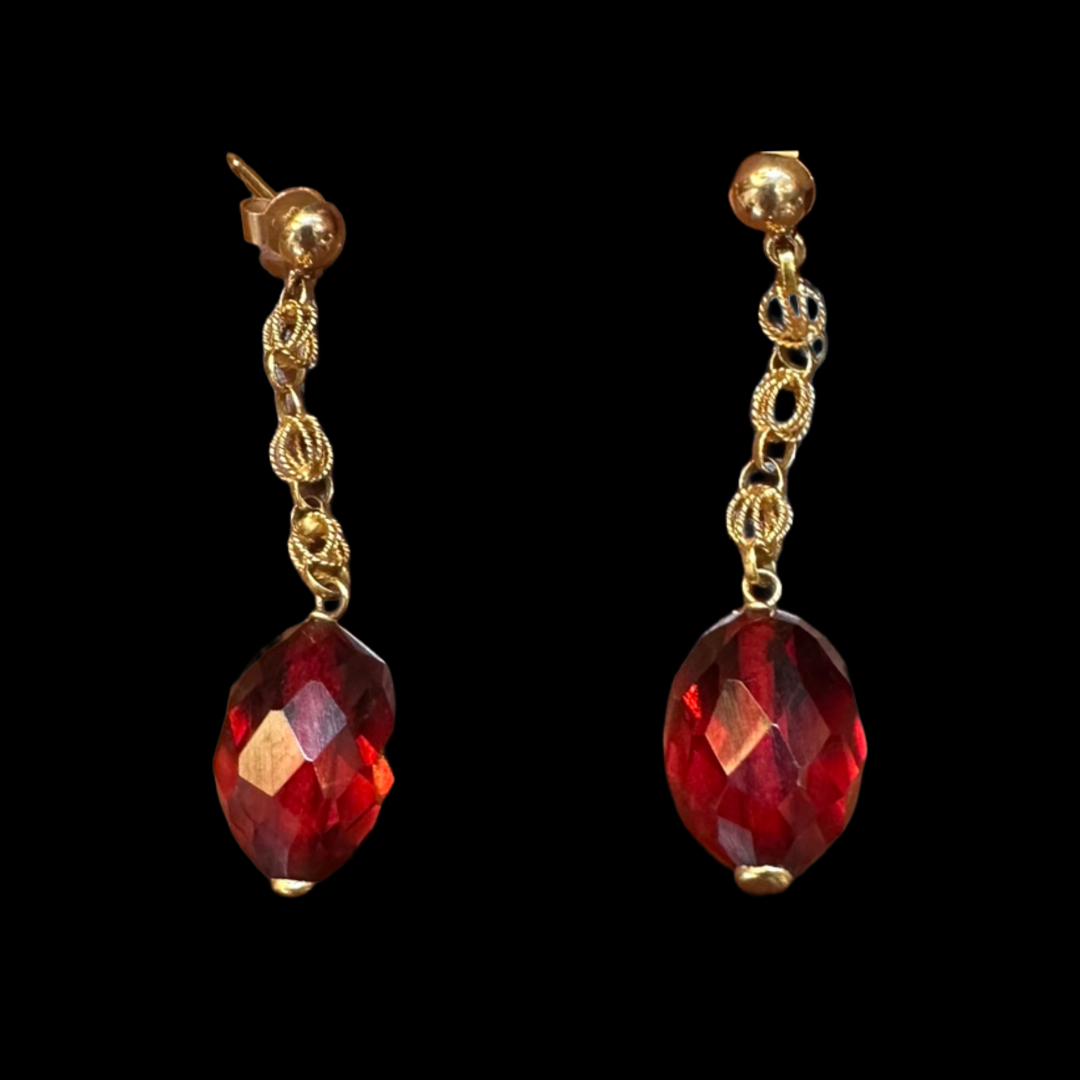 RUSSIAN FACETED AMBER & 18 KARAT GOLD DROP EARRINGS, EARLY 20TH CENTURY — detail view