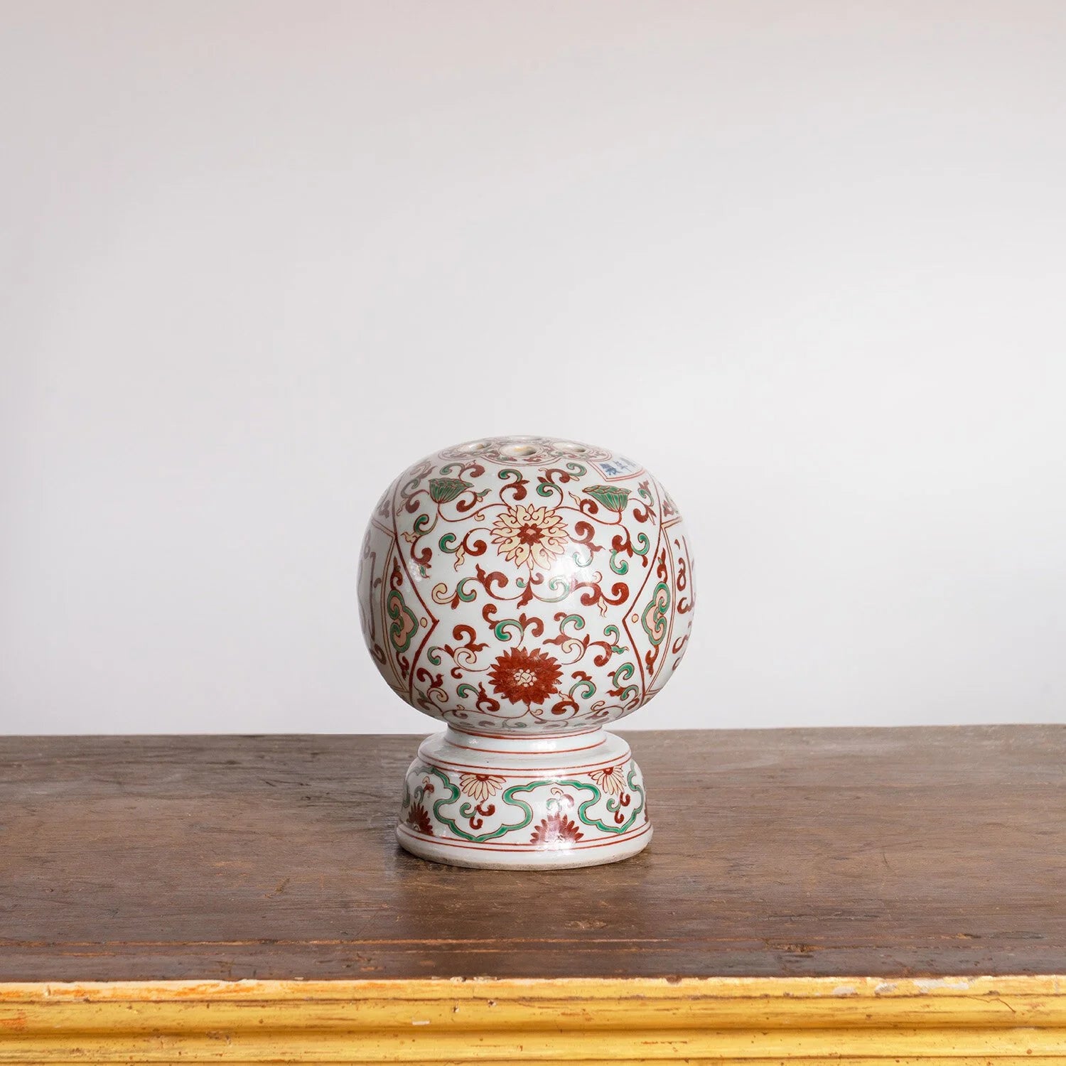 CHINESE FAMILLE VERTE PORCELAINE SPHERICAL VASE