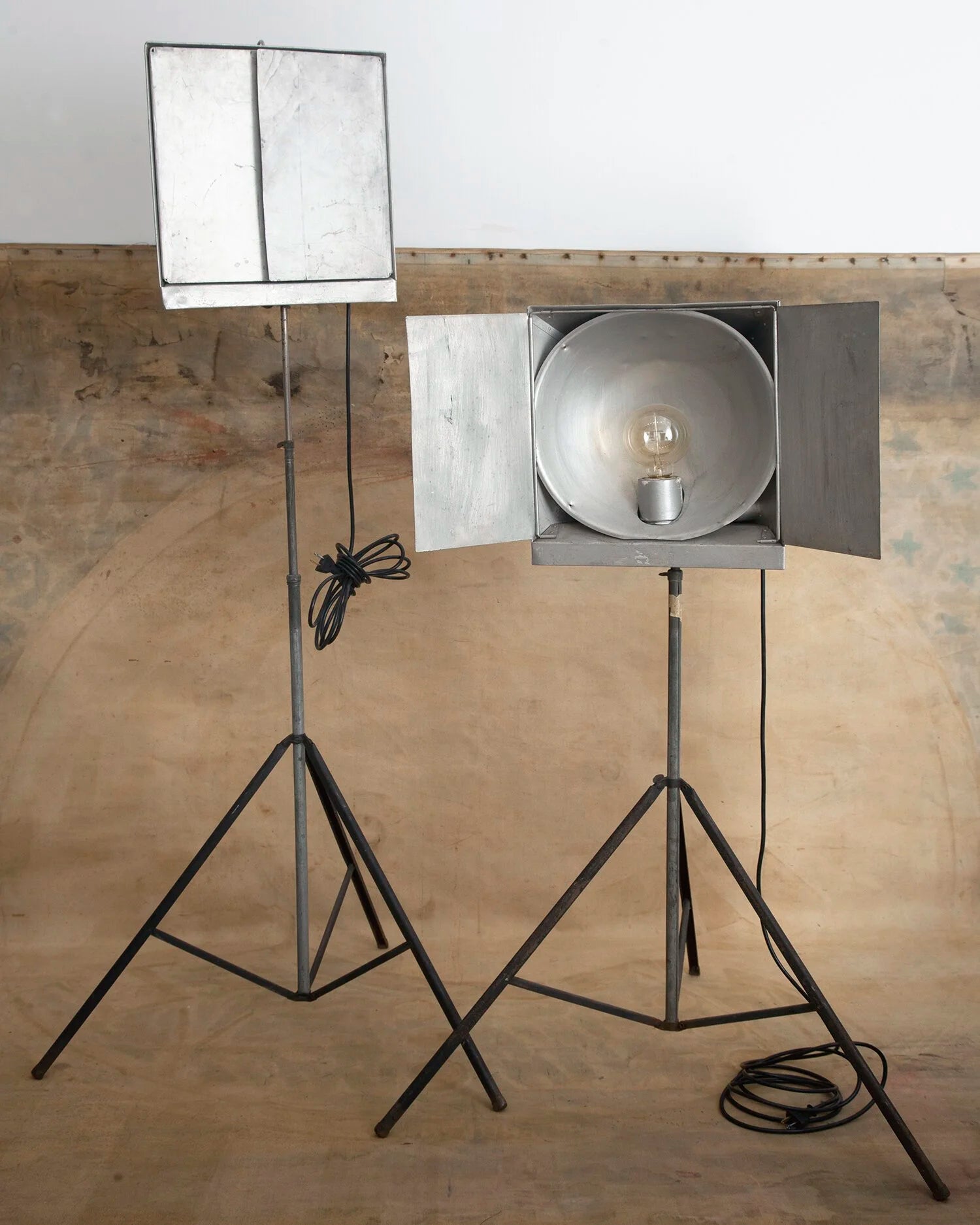 PAIR OF EARLY 20TH CENTURY PHOTO STUDIO LAMPS